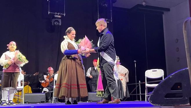 El mainate Lucas Martínez entrega un ramo de flores a una nueva mairalesa. El mainate Lucas Martínez entrega un ramo de flores a una nueva mairalesa.