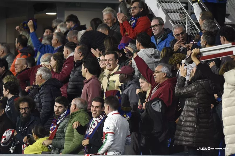 Público en El Alcoraz. García Vicente: "El abono dual fue una bomba de relojería"