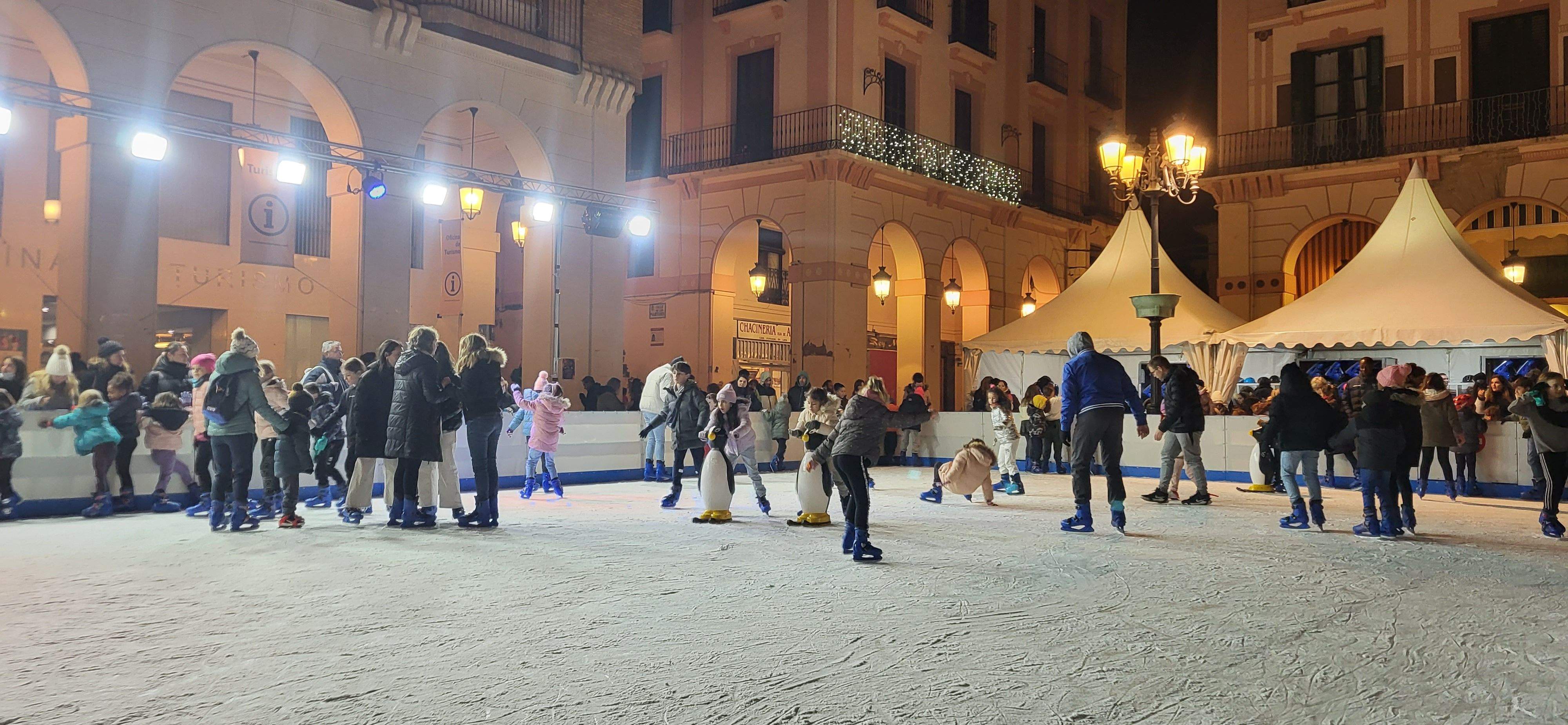 Imágenes del encendido navideño, reparto de chocolate y la pista de hielo en la plaza López Allué. Foto Myriam Martínez