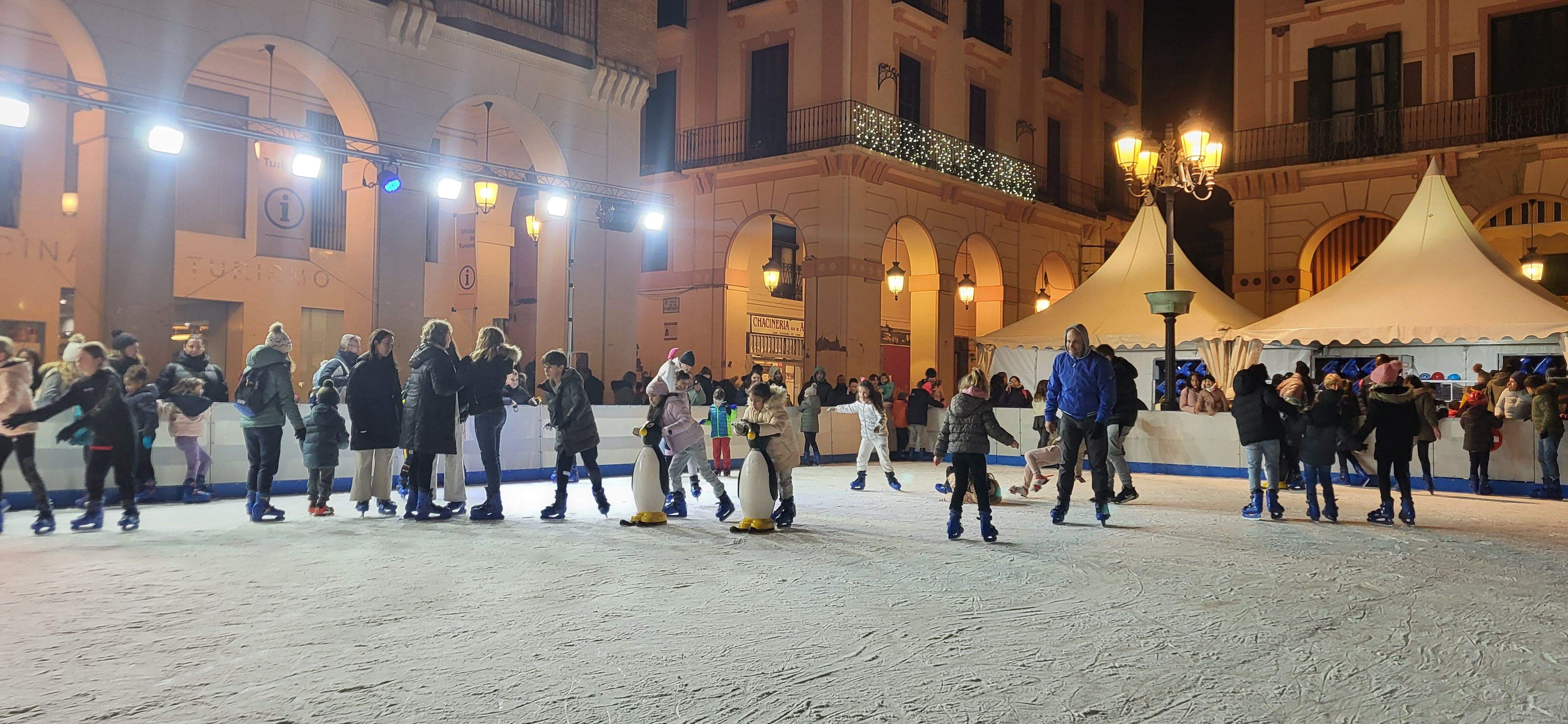 Imágenes del encendido navideño, reparto de chocolate y la pista de hielo en la plaza López Allué. Foto Myriam Martínez