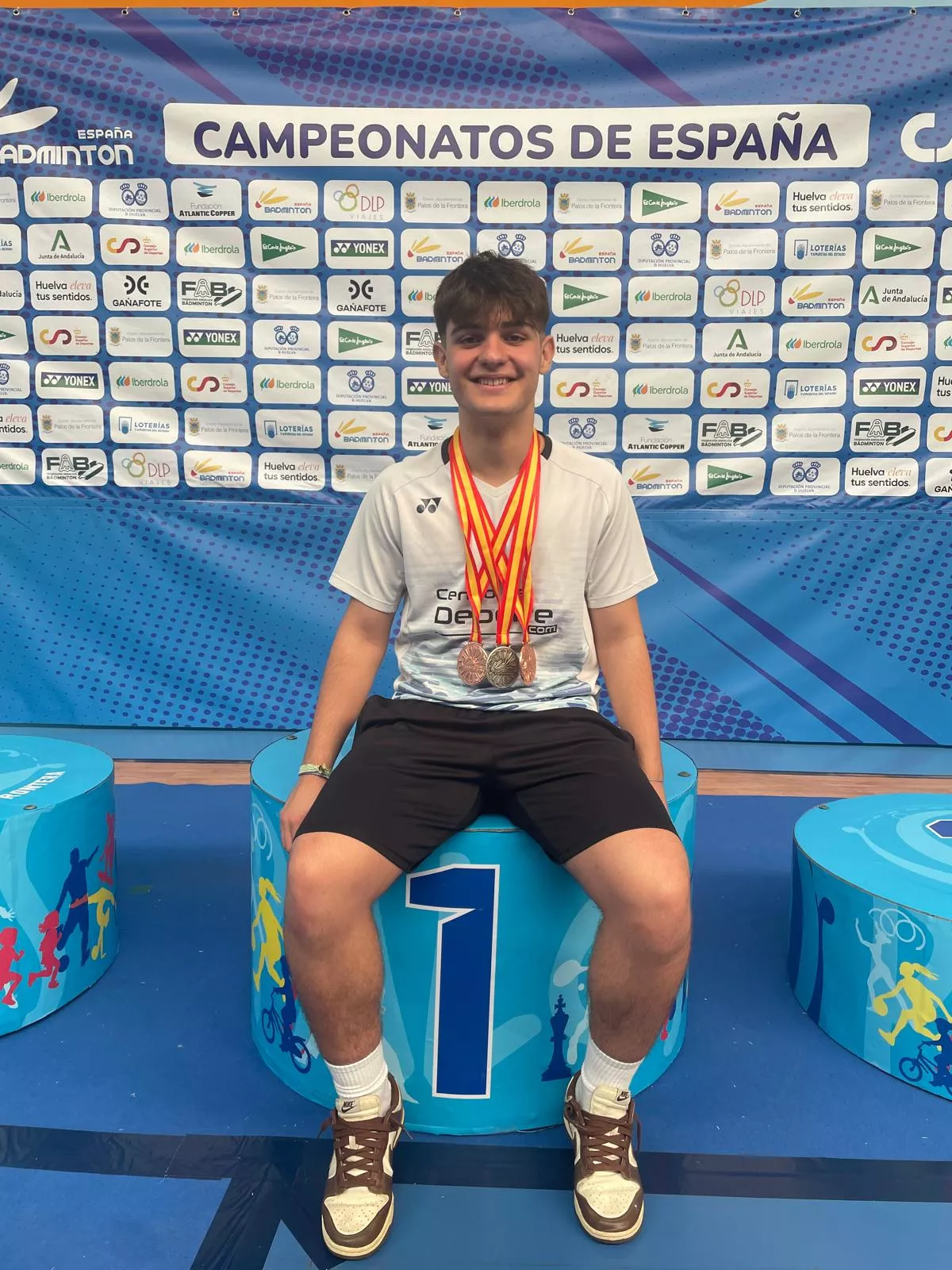 Gonzalo Isábal, con las tres medallas logradas en el Campeonato de España.
