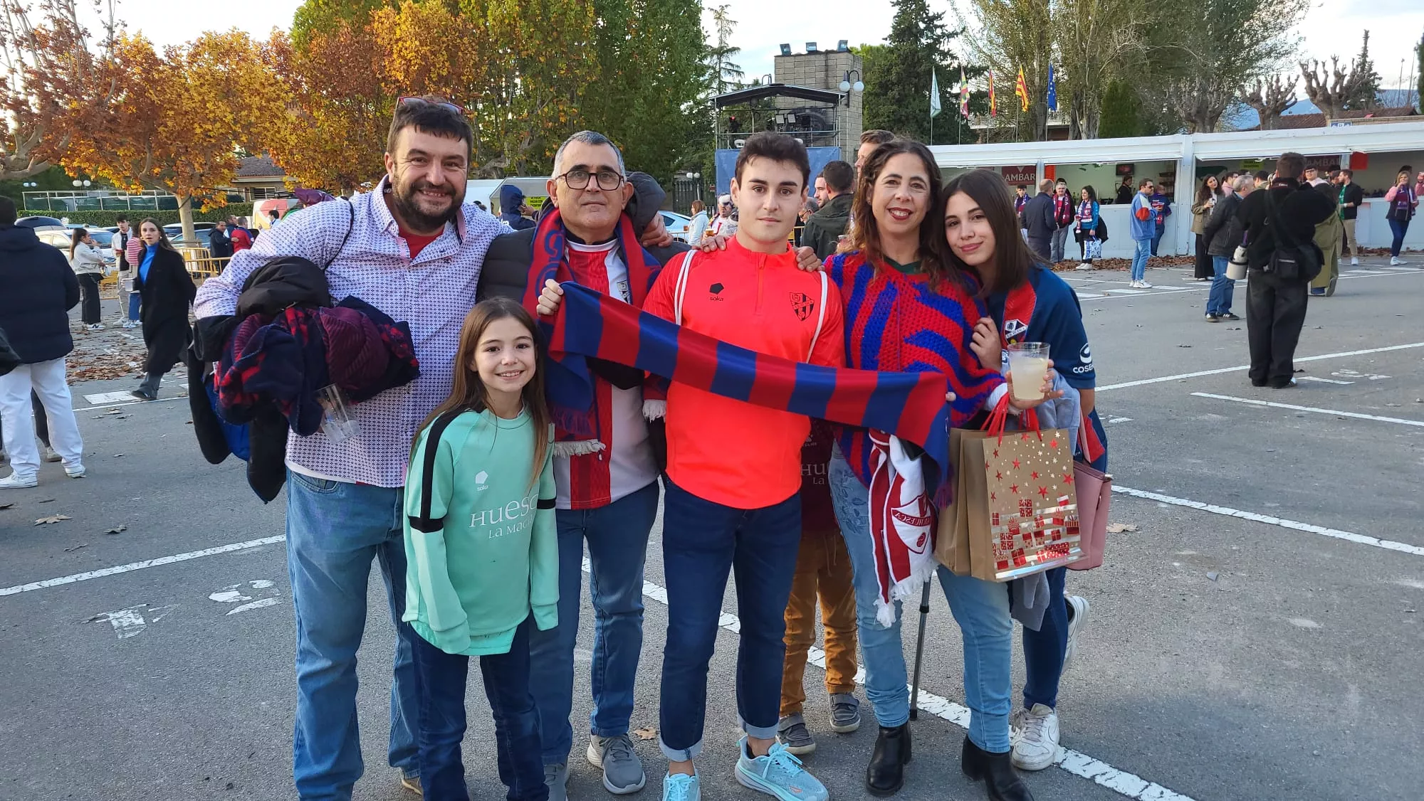 Jesús González, con el polo naranja, con su segunda familia de Binéfar en los aledaños de El Alcoraz