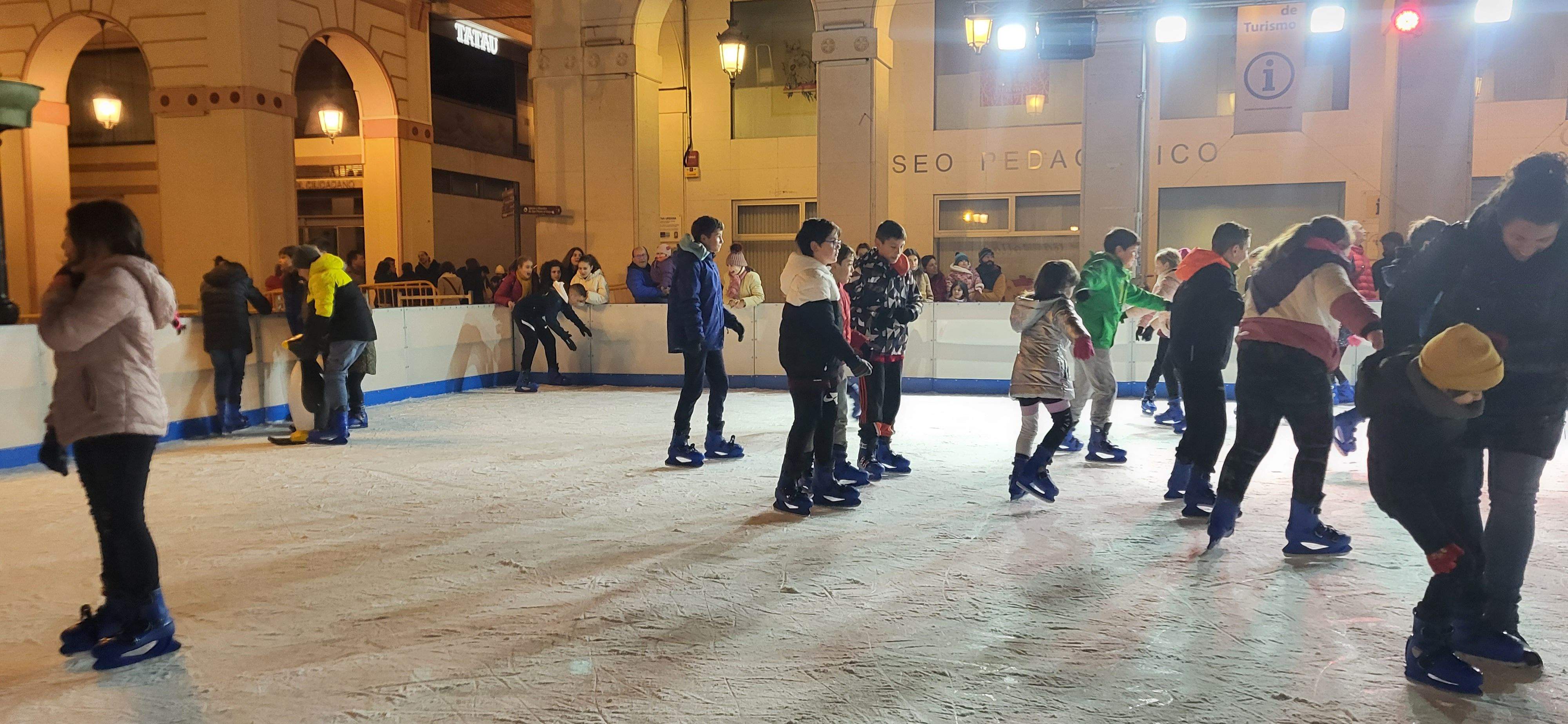 Imágenes del encendido navideño, reparto de chocolate y la pista de hielo en la plaza López Allué. Foto Myriam Martínez