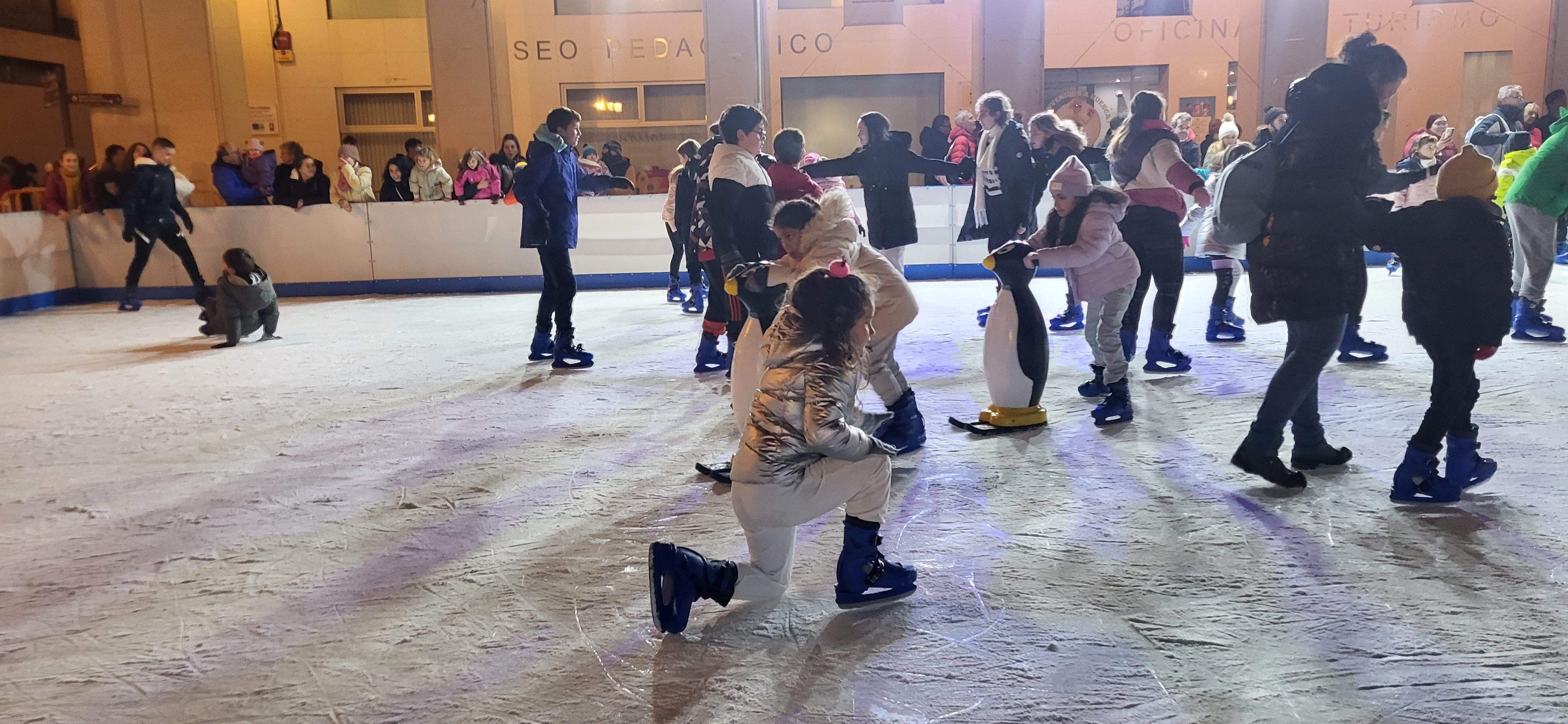 Imágenes del encendido navideño, reparto de chocolate y la pista de hielo en la plaza López Allué. Foto Myriam Martínez