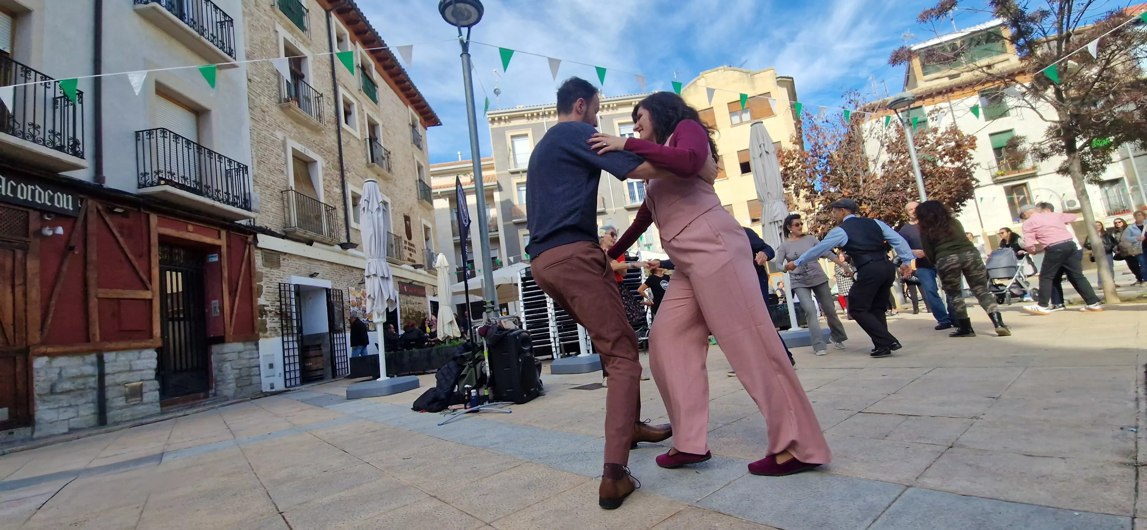 Huesconswing, en las fiestas de San Martín 2024 Foto Myriam Martínez