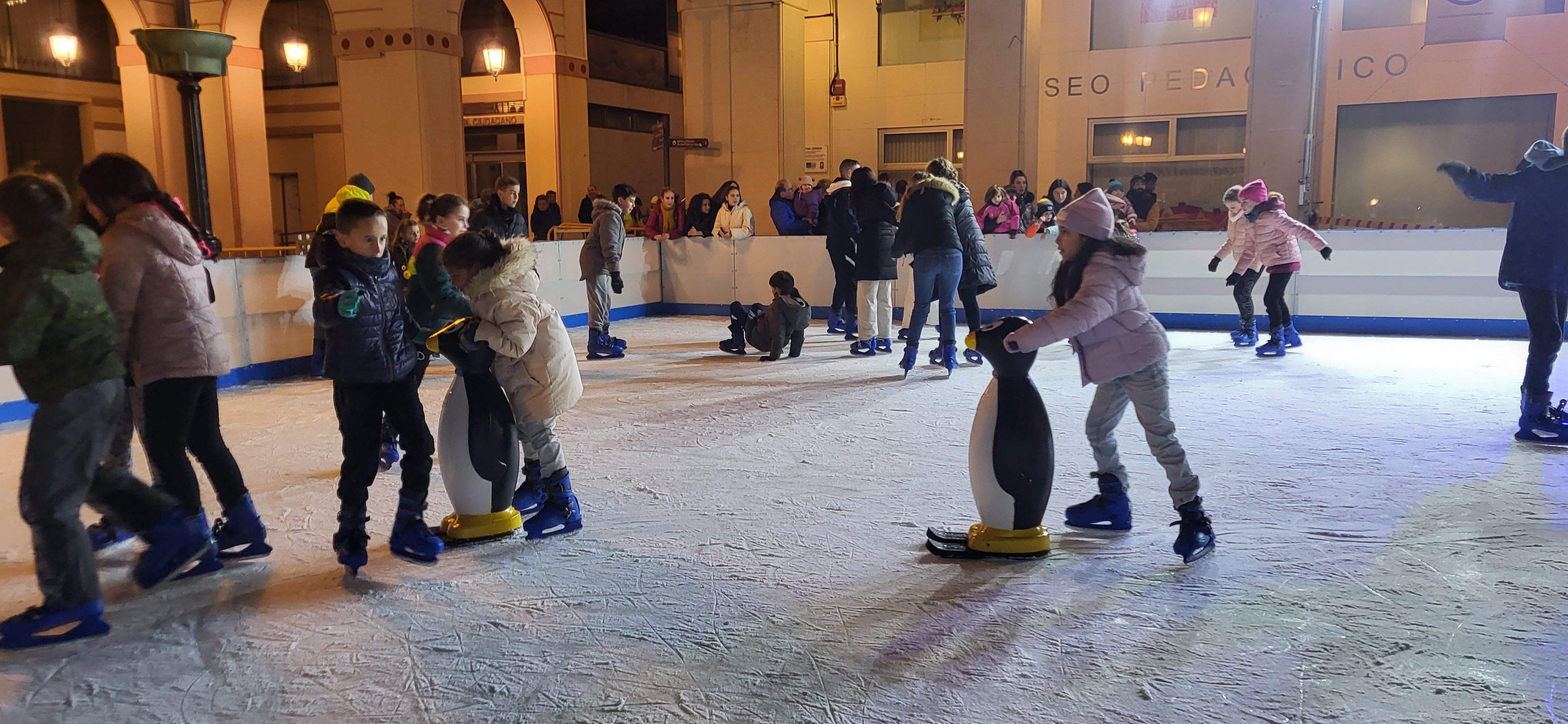 Imágenes del encendido navideño, reparto de chocolate y la pista de hielo en la plaza López Allué. Foto Myriam Martínez