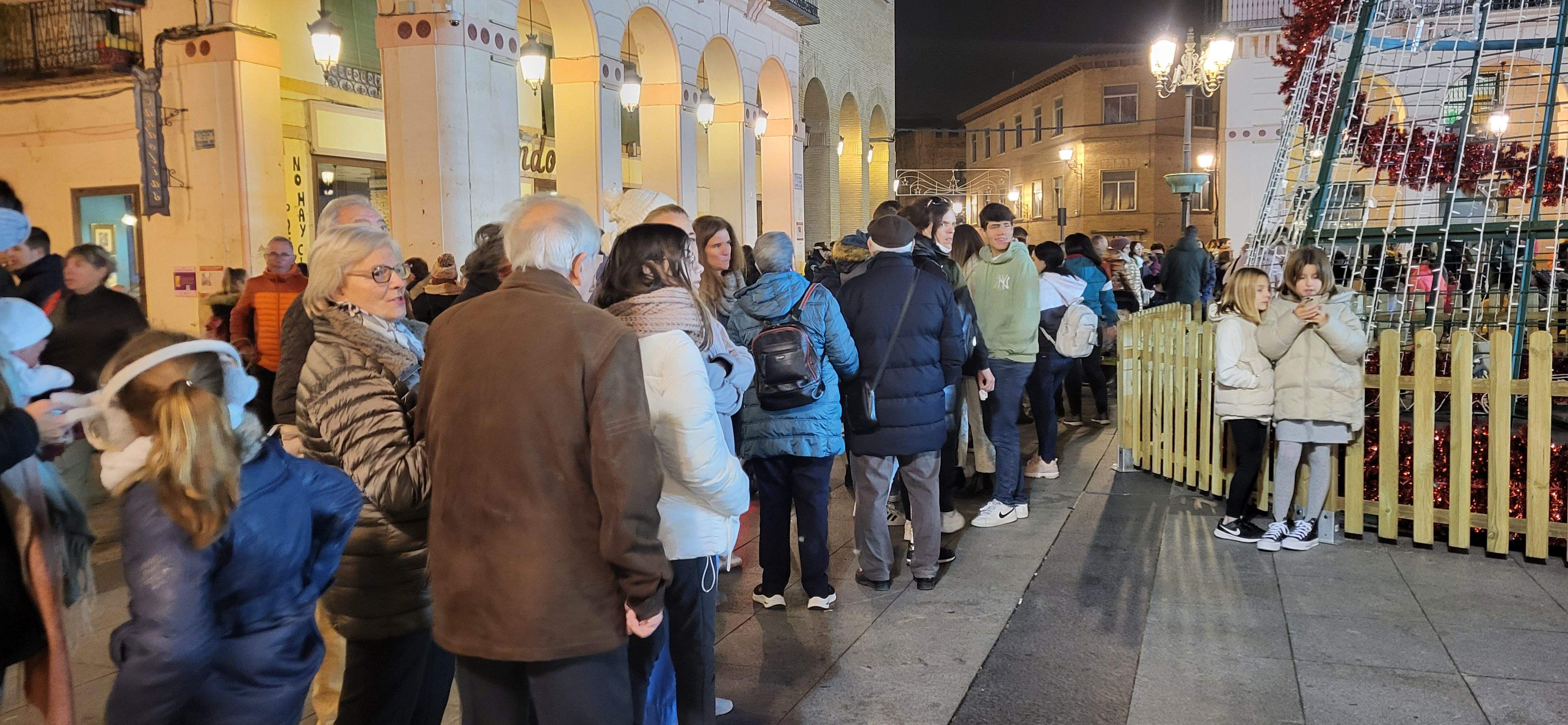 Imágenes del encendido navideño, reparto de chocolate y la pista de hielo en la plaza López Allué. Foto Myriam Martínez