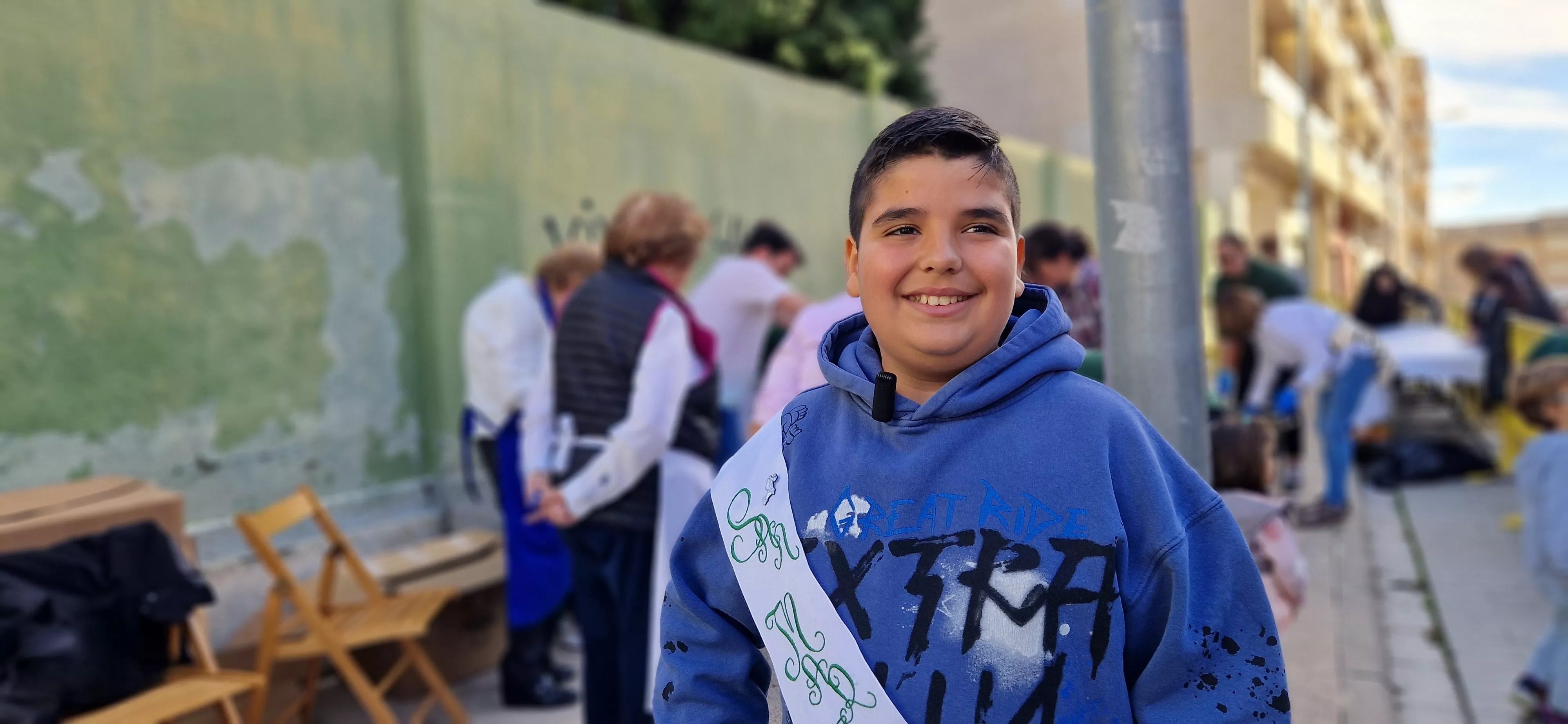 Marco Satué, en el reparto de migas en las fiestas  de San Martín 2024. Foto Myriam Martínez 
