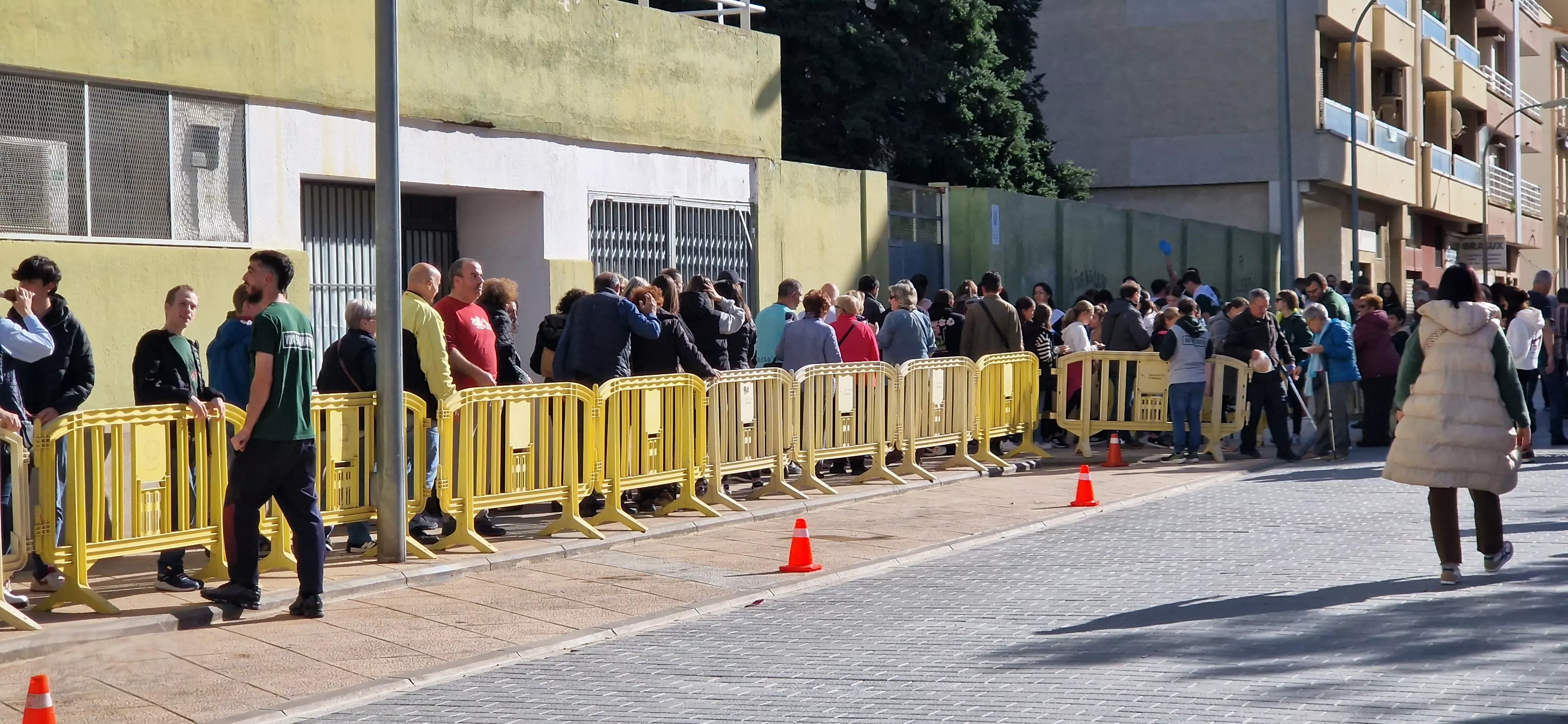Reparto de migas en las fiestas  de San Martín 2024. Foto Myriam Martínez