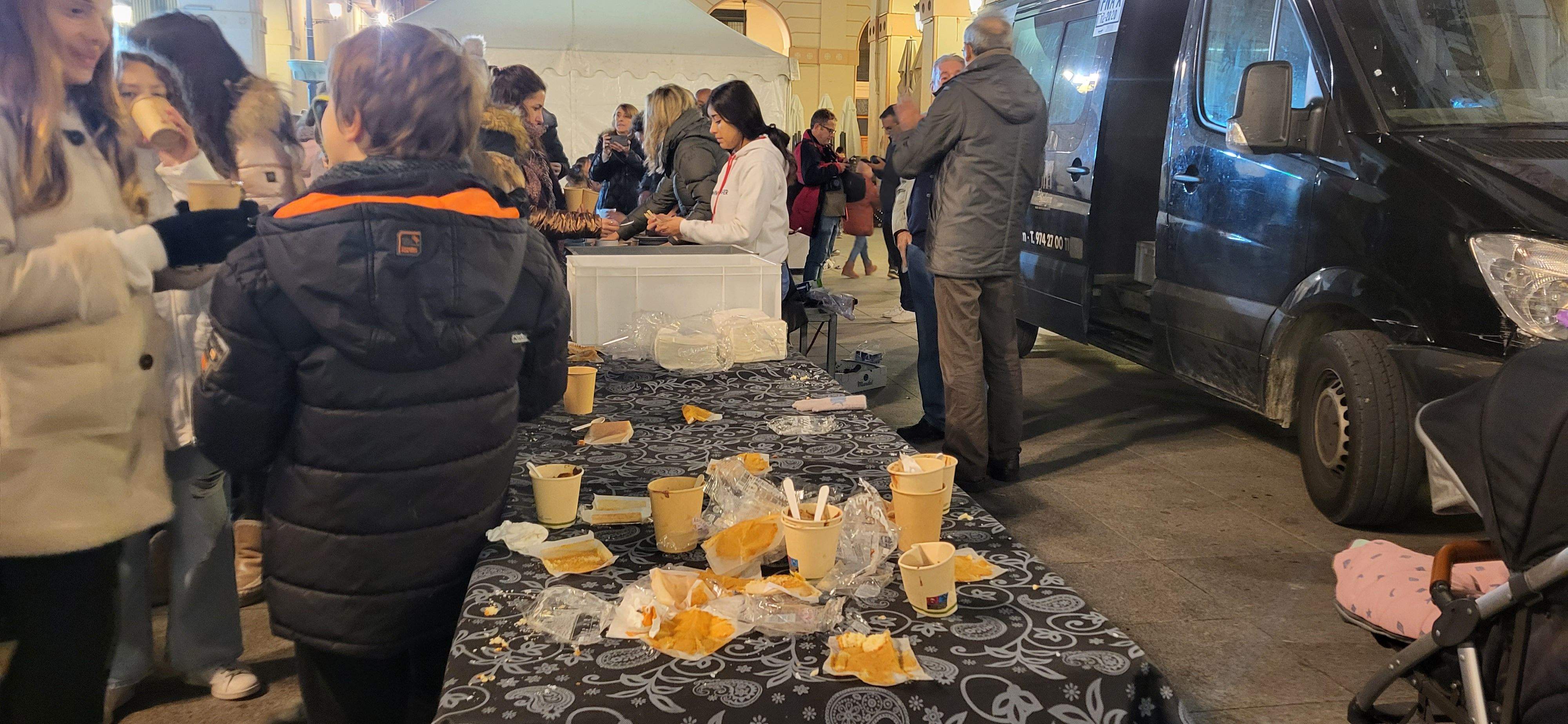 Imágenes del encendido navideño, reparto de chocolate y la pista de hielo en la plaza López Allué. Foto Myriam Martínez