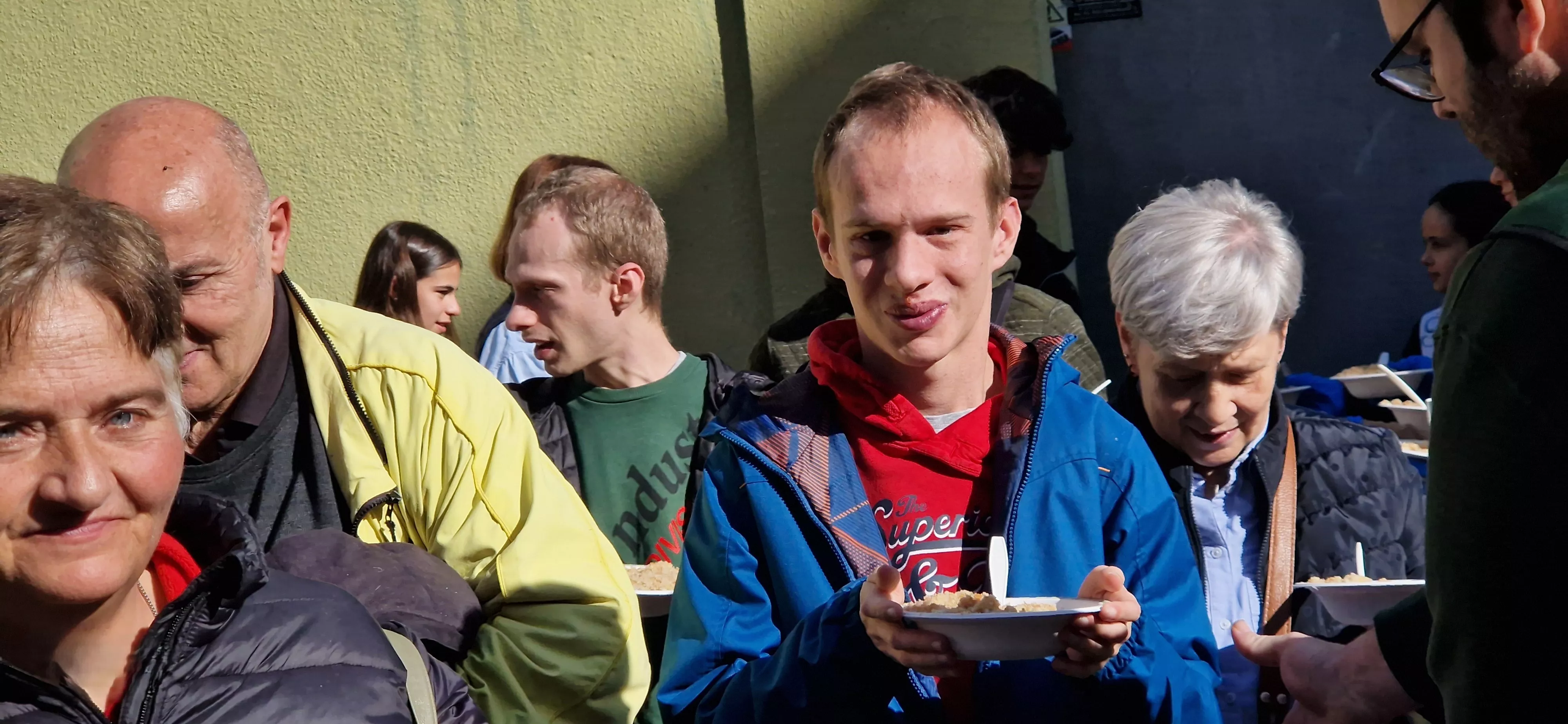 Reparto de migas en las fiestas  de San Martín 2024. Foto Myriam Martínez