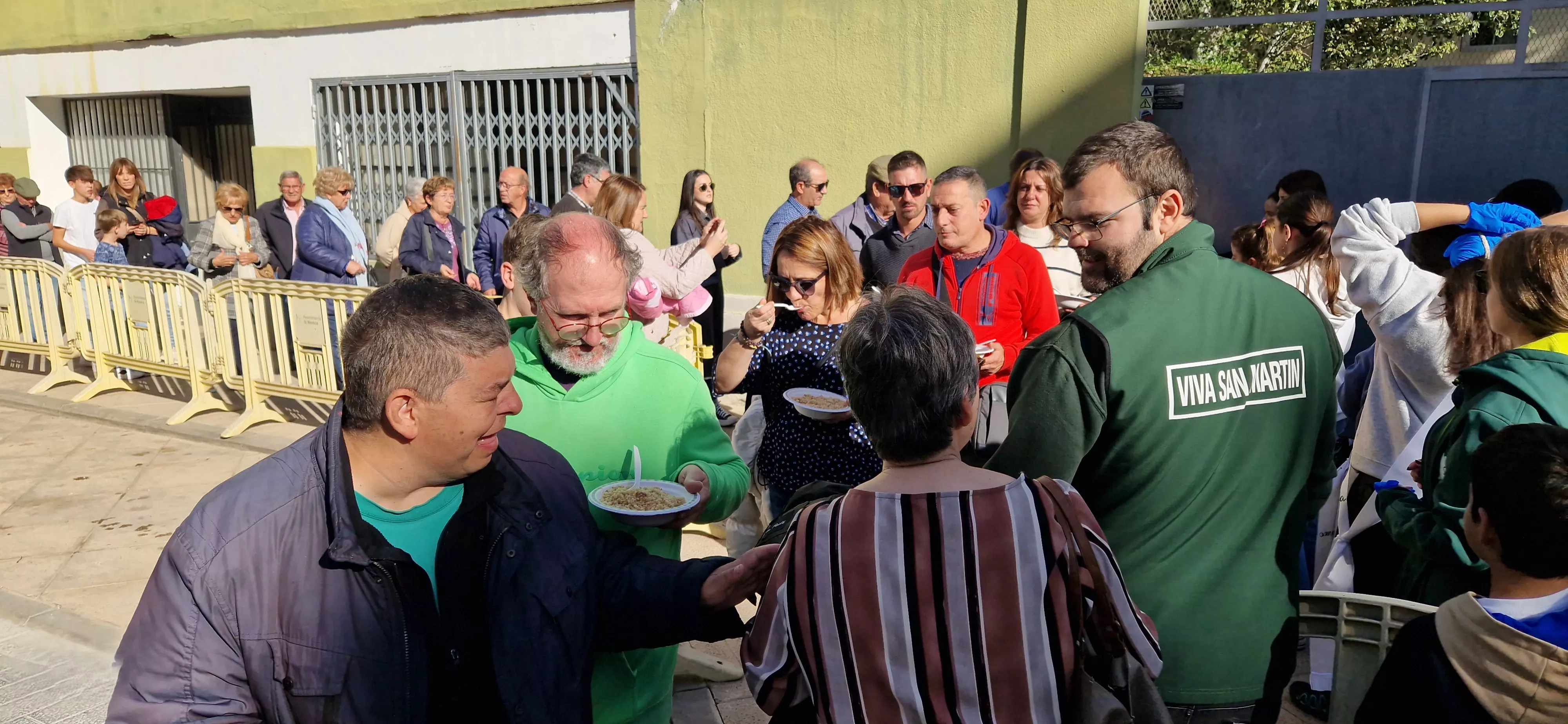 Reparto de migas en las fiestas  de San Martín 2024. Foto Myriam Martínez