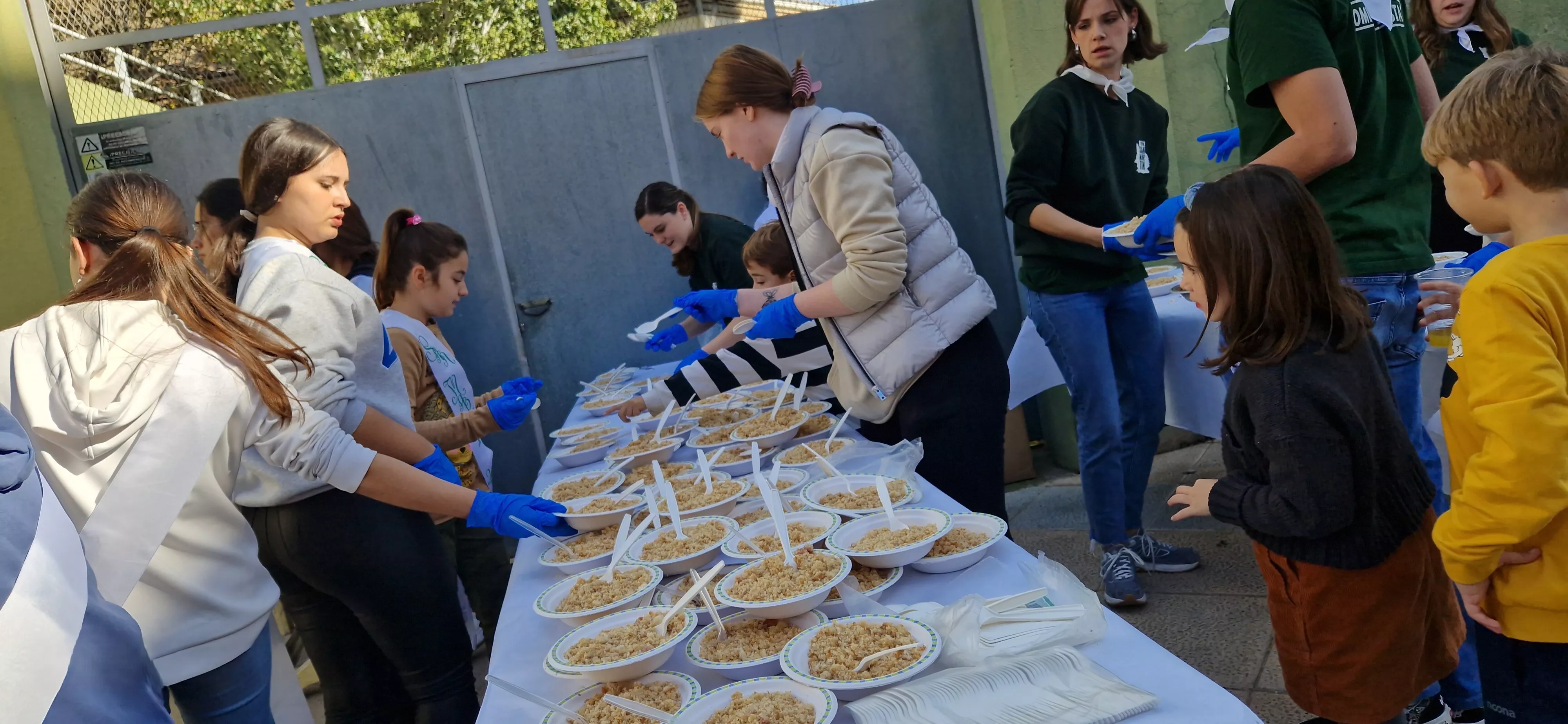 Reparto de migas en las fiestas  de San Martín 2024. Foto Myriam Martínez