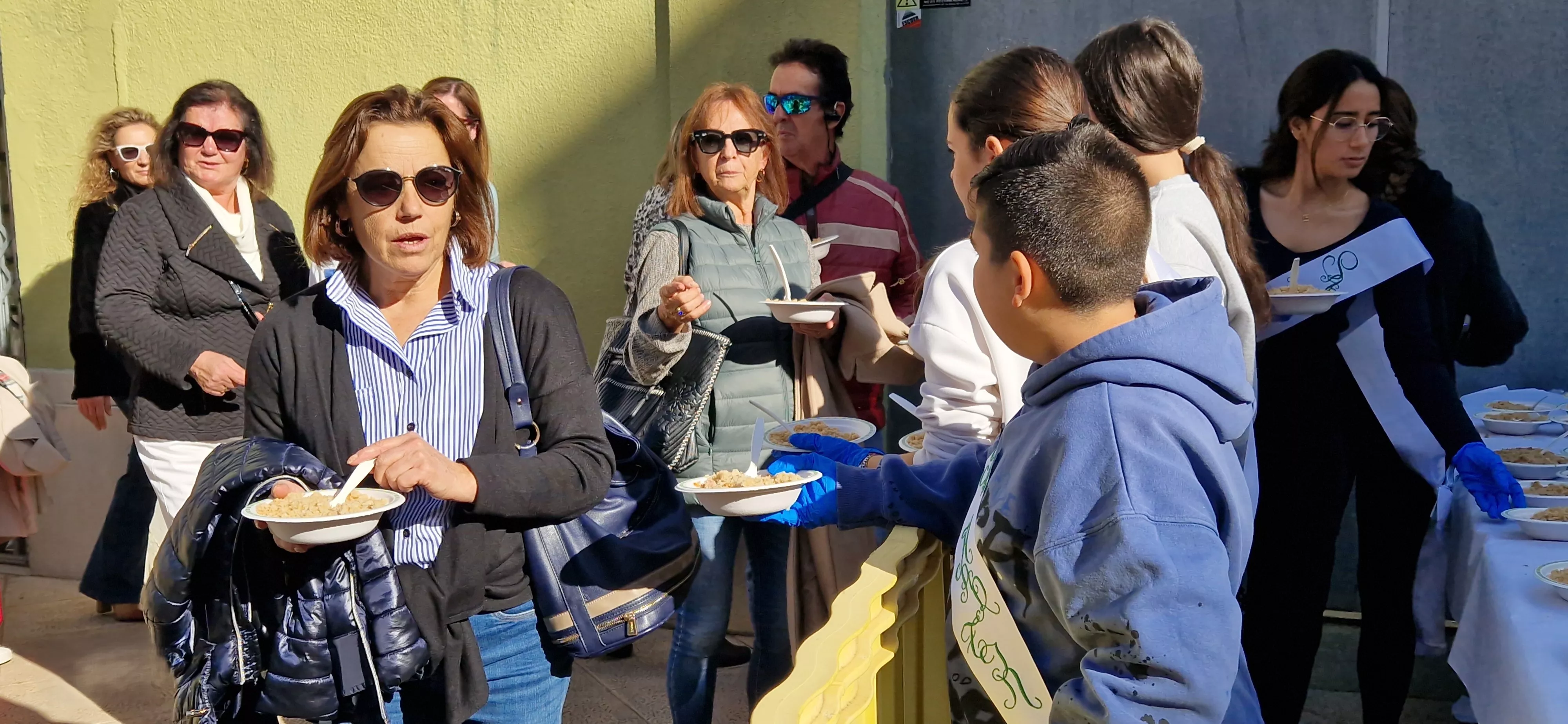 Reparto de migas en las fiestas  de San Martín 2024. Foto Myriam Martínez
