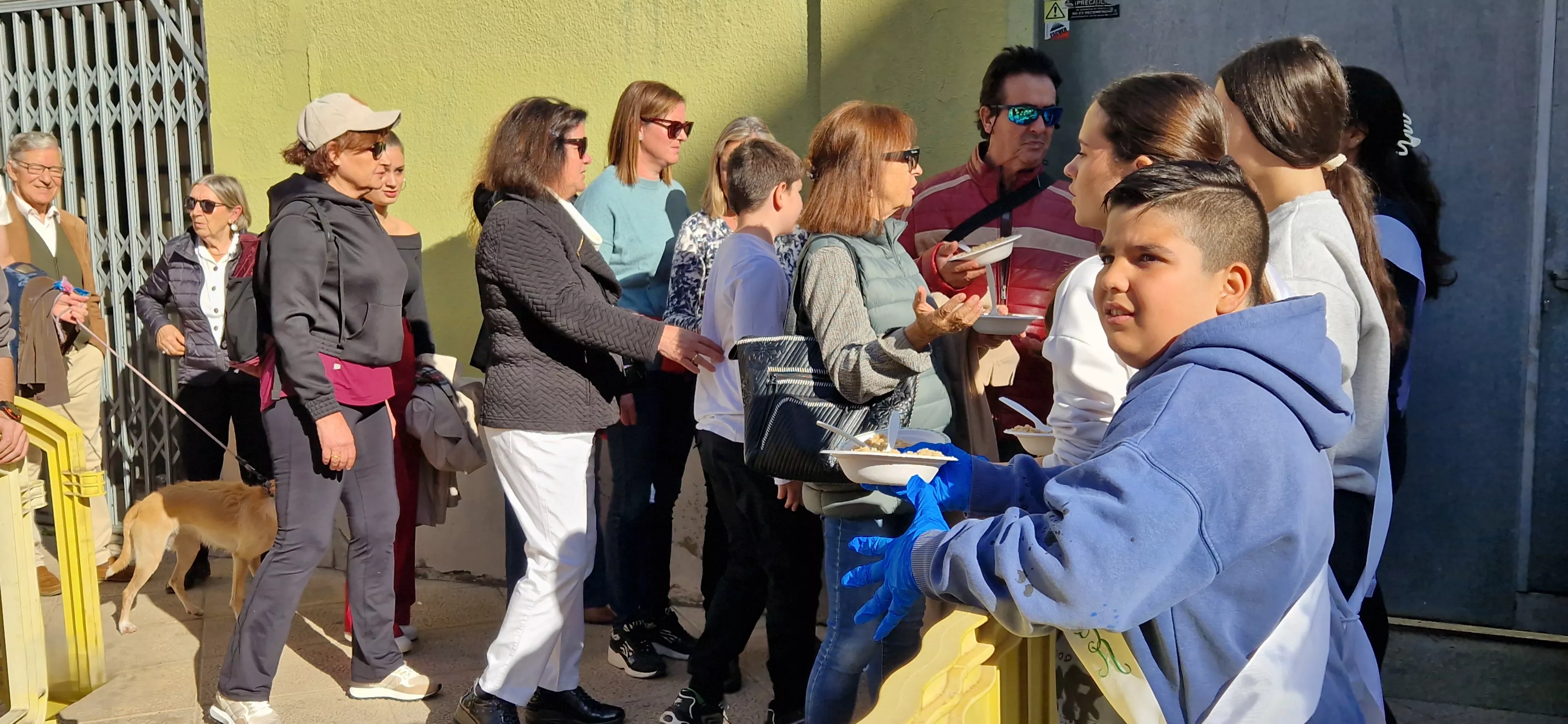 Reparto de migas en las fiestas  de San Martín 2024. Foto Myriam Martínez