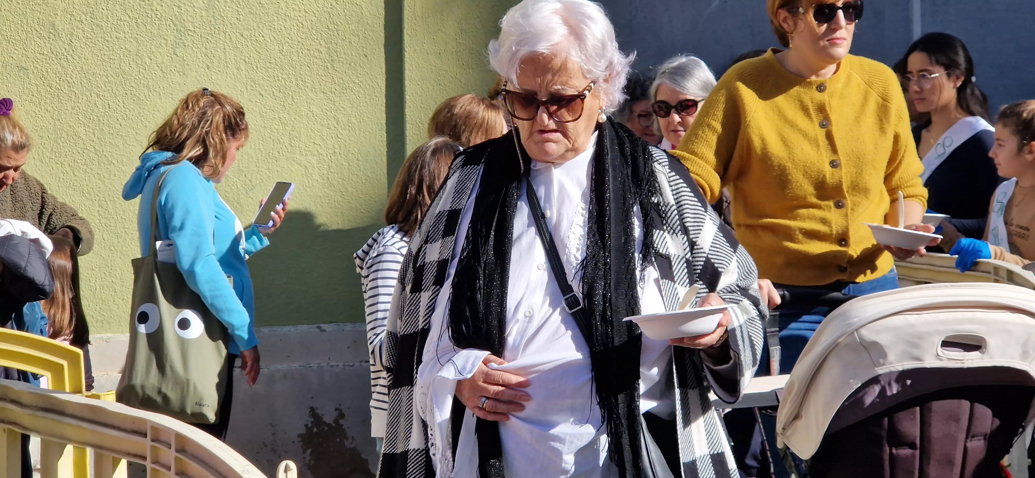 Reparto de migas en las fiestas  de San Martín 2024. Foto Myriam Martínez