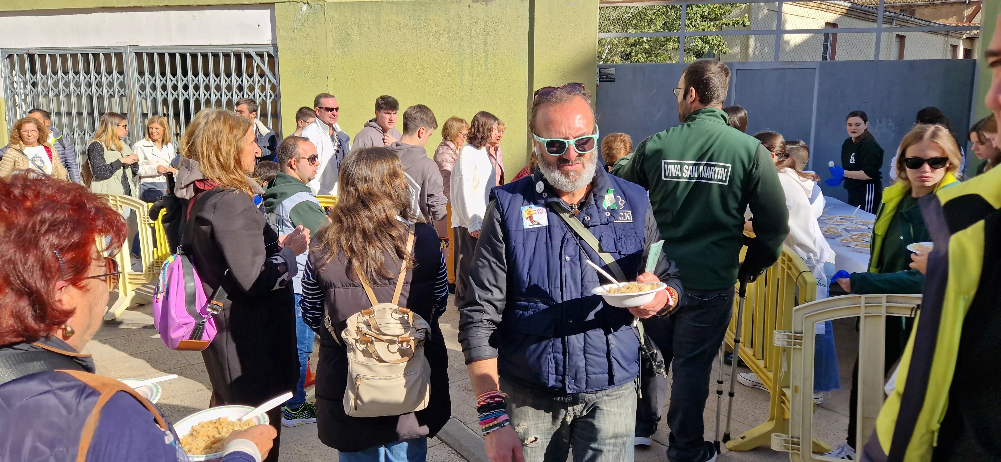 Reparto de migas en las fiestas  de San Martín 2024. Foto Myriam Martínez
