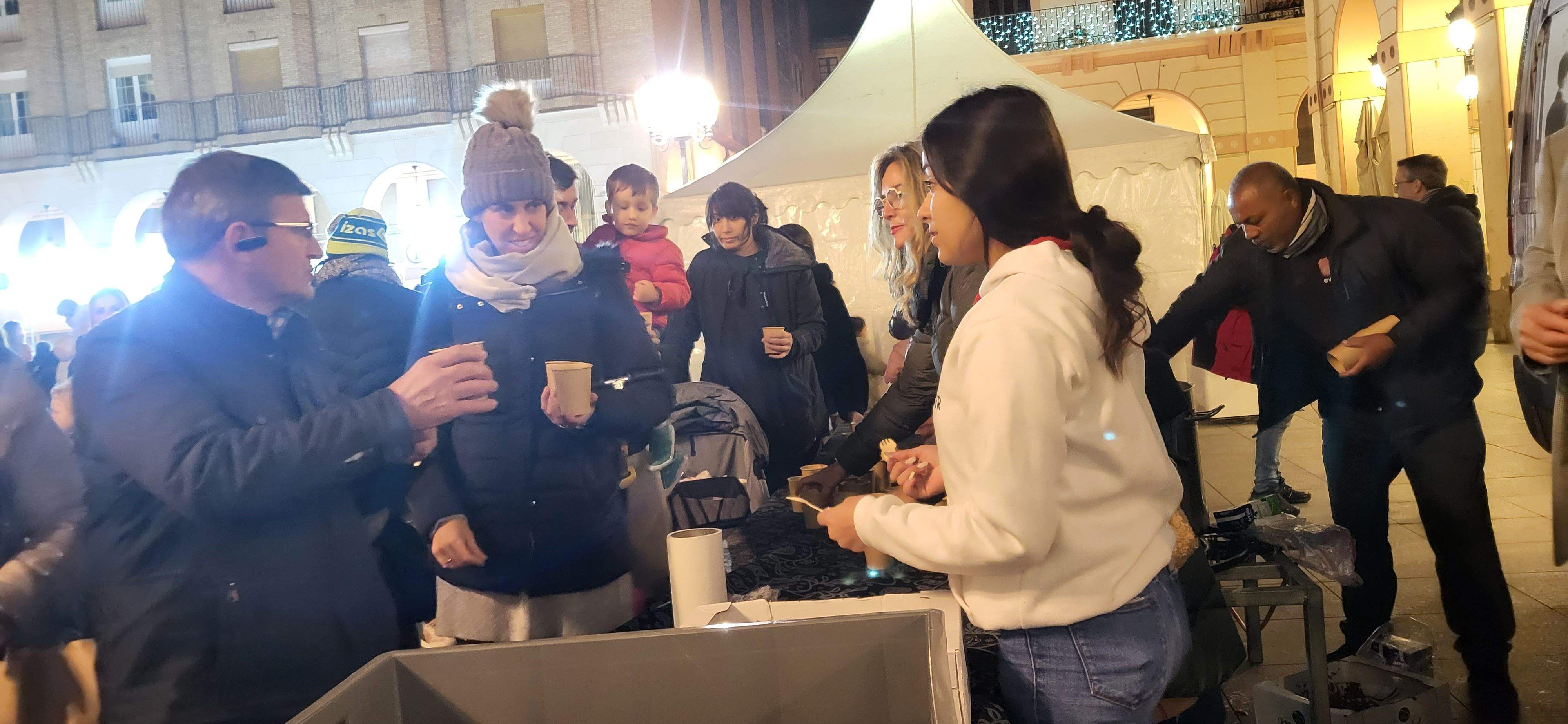 Imágenes del encendido navideño, reparto de chocolate y la pista de hielo en la plaza López Allué. Foto Myriam Martínez