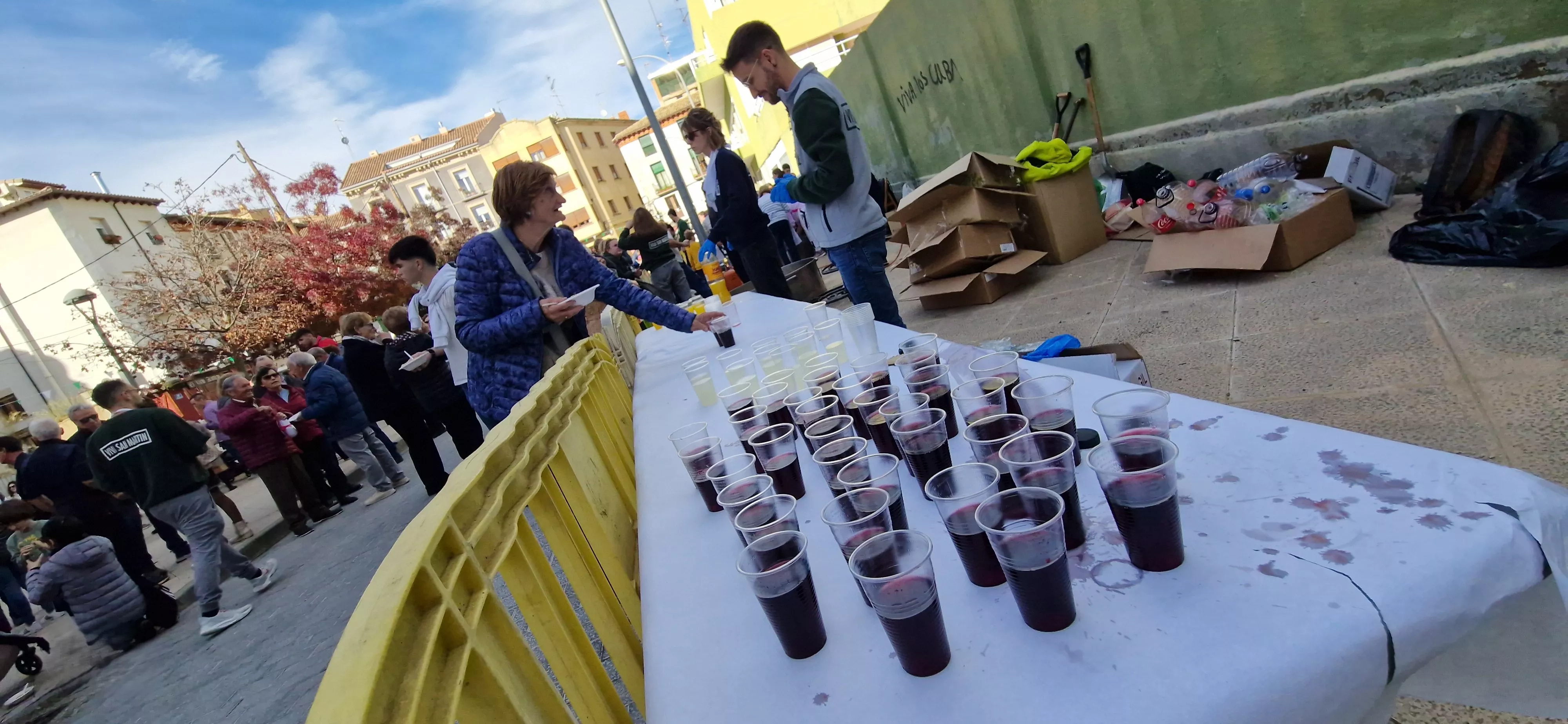 Reparto de migas en las fiestas  de San Martín 2024. Foto Myriam Martínez
