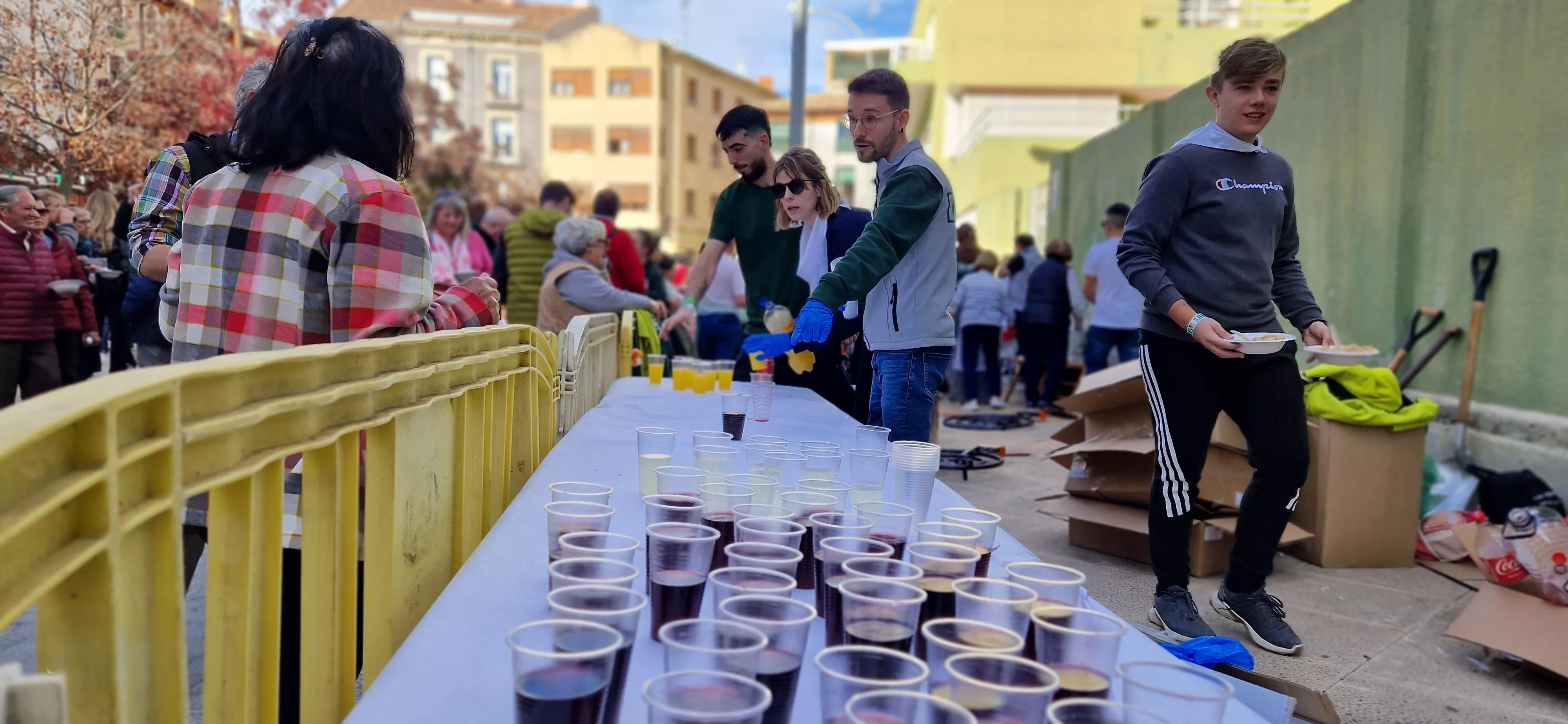 Reparto de migas en las fiestas  de San Martín 2024. Foto Myriam Martínez