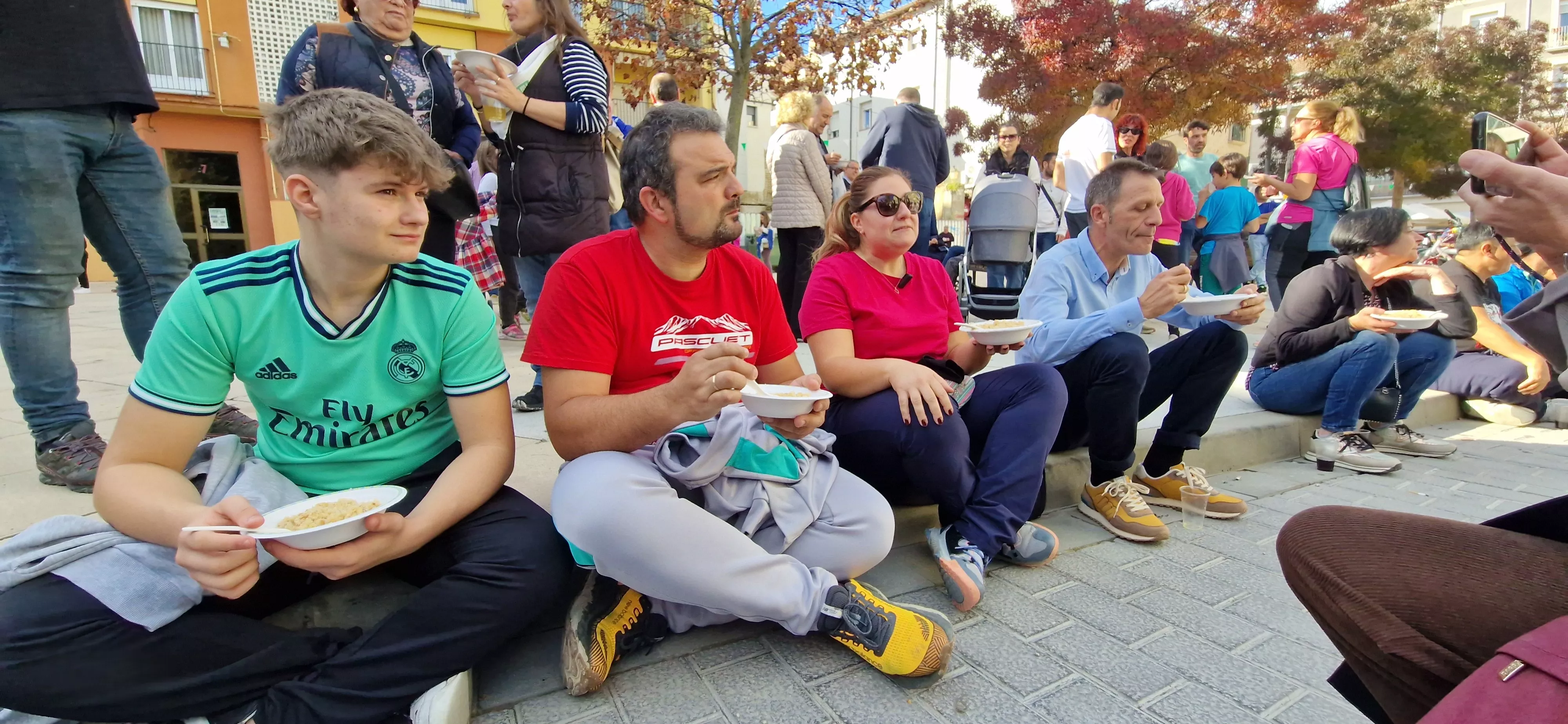 Reparto de migas en las fiestas  de San Martín 2024. Foto Myriam Martínez
