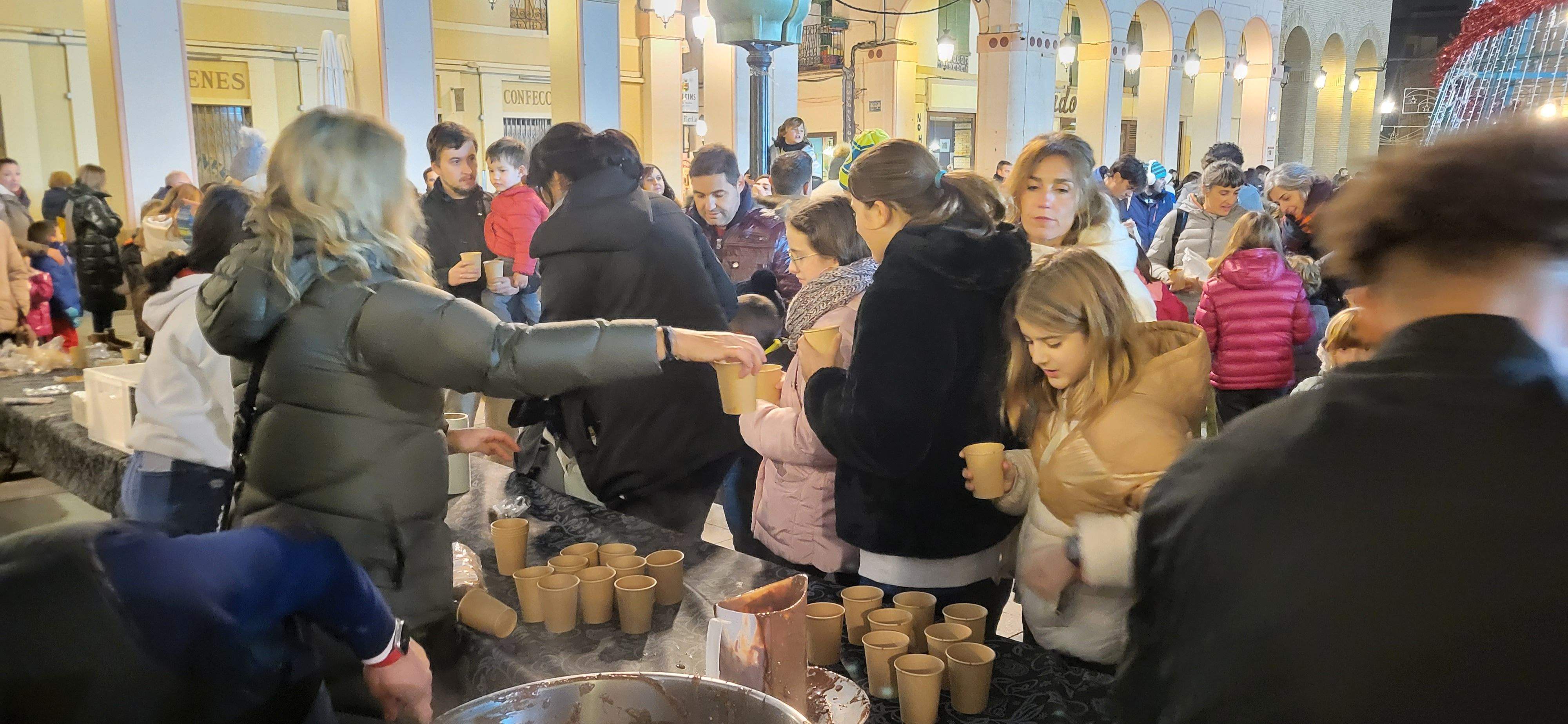 Imágenes del encendido navideño, reparto de chocolate y la pista de hielo en la plaza López Allué. Foto Myriam Martínez