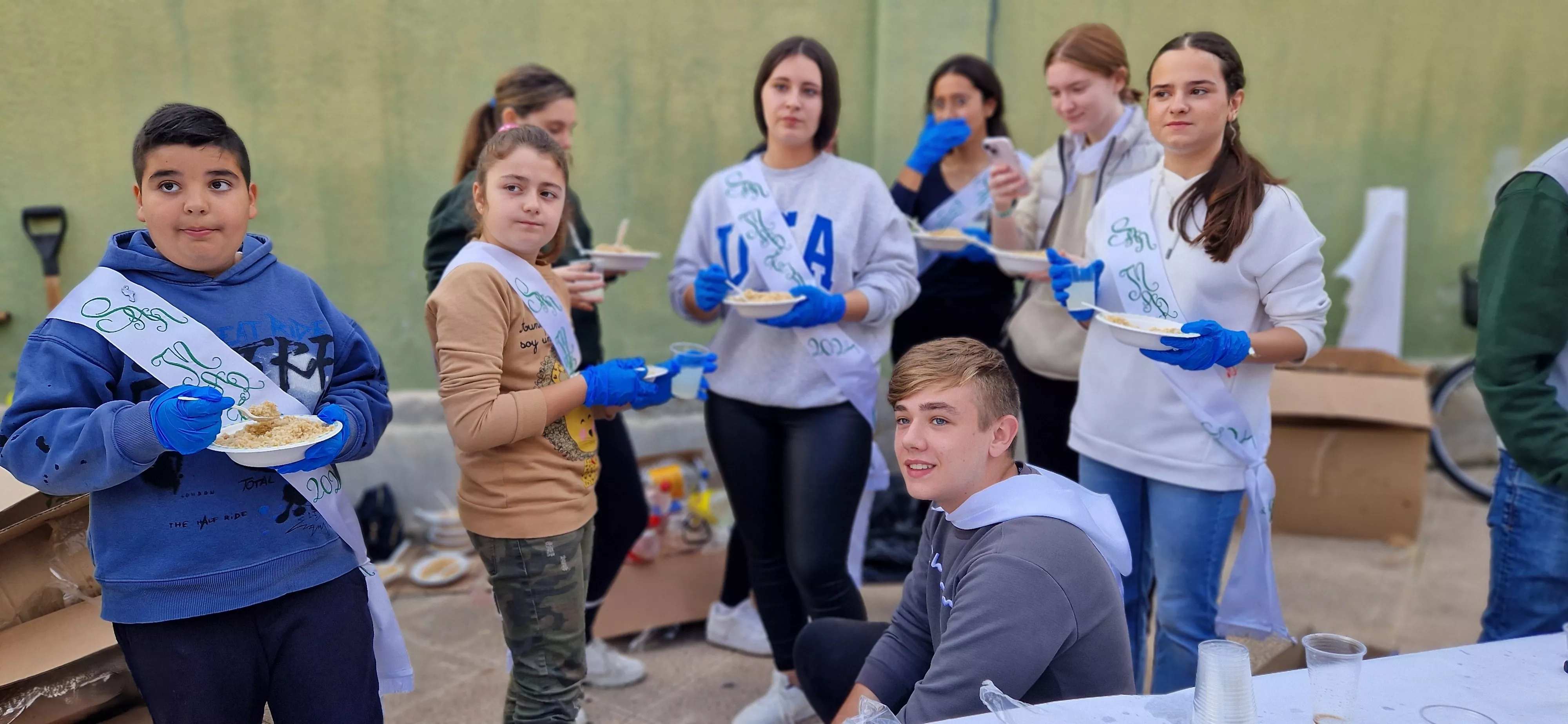 Reparto de migas en las fiestas  de San Martín 2024. Foto Myriam Martínez