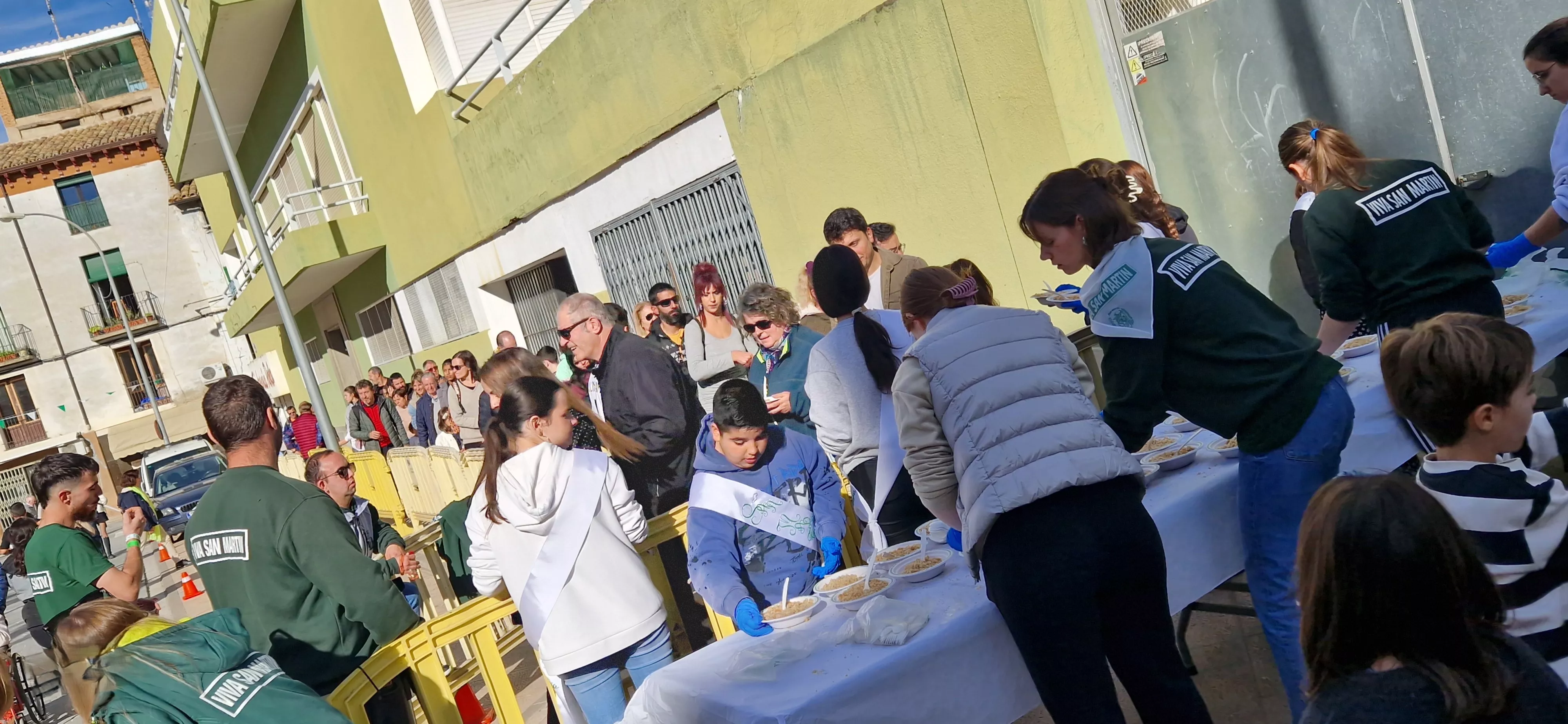 Reparto de migas en las fiestas  de San Martín 2024. Foto Myriam Martínez