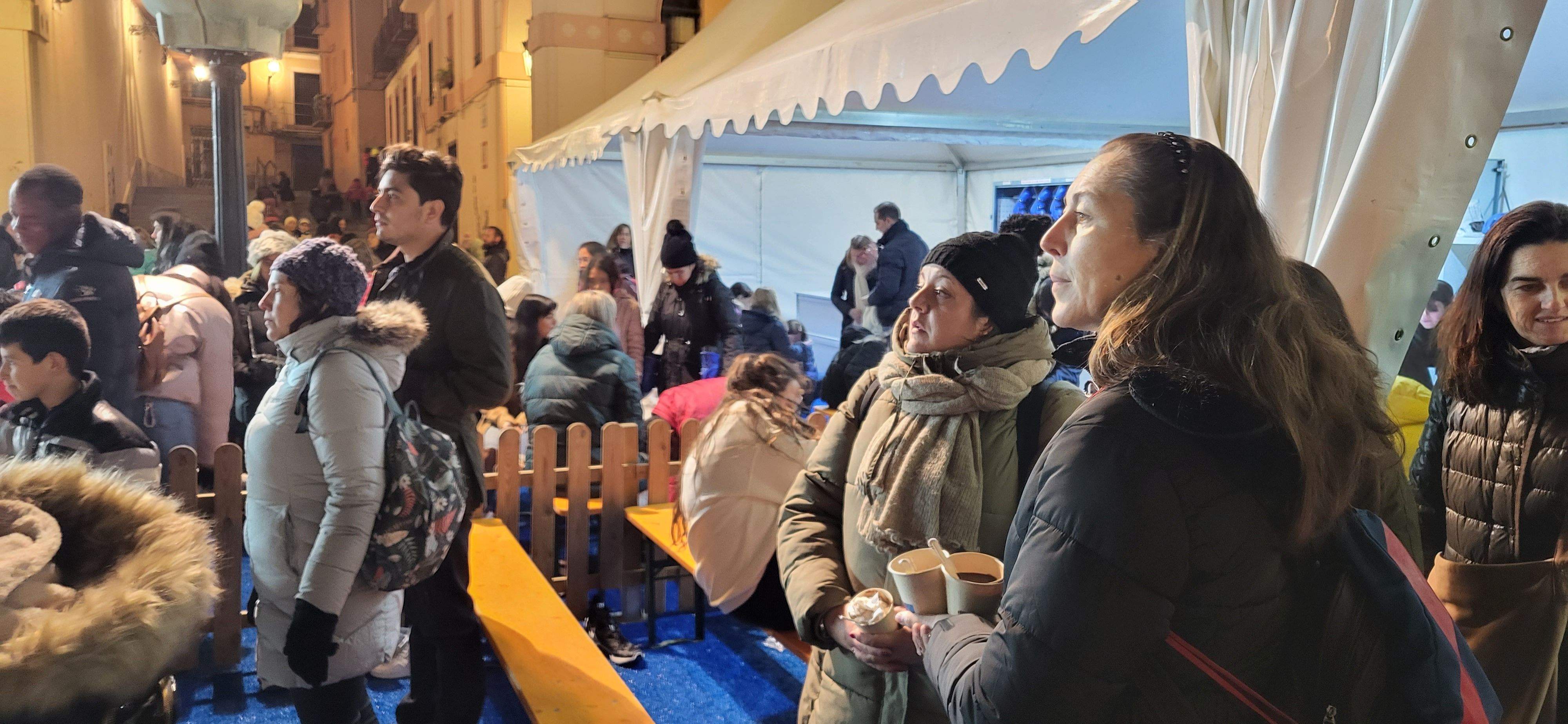 Imágenes del encendido navideño, reparto de chocolate y la pista de hielo en la plaza López Allué. Foto Myriam Martínez