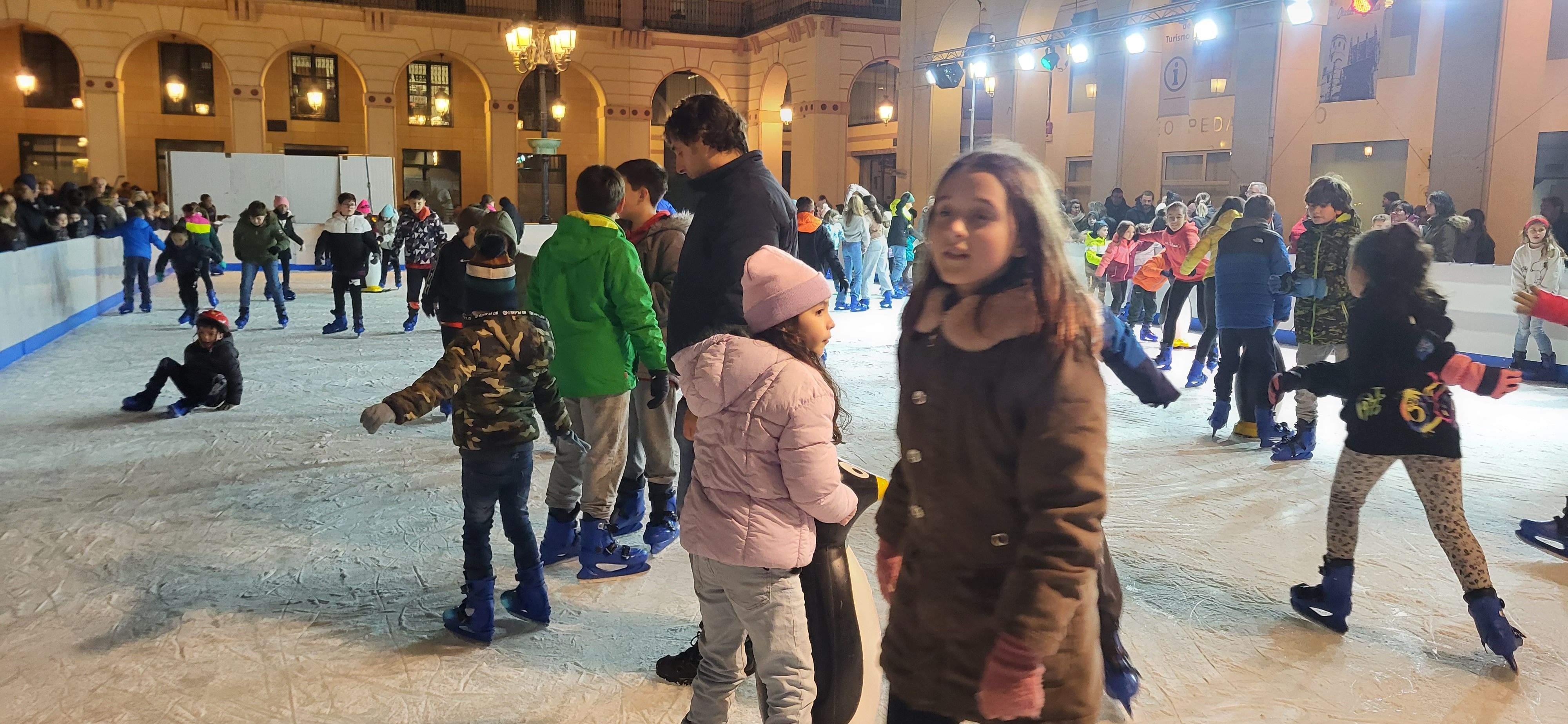 Imágenes del encendido navideño, reparto de chocolate y la pista de hielo en la plaza López Allué. Foto Myriam Martínez