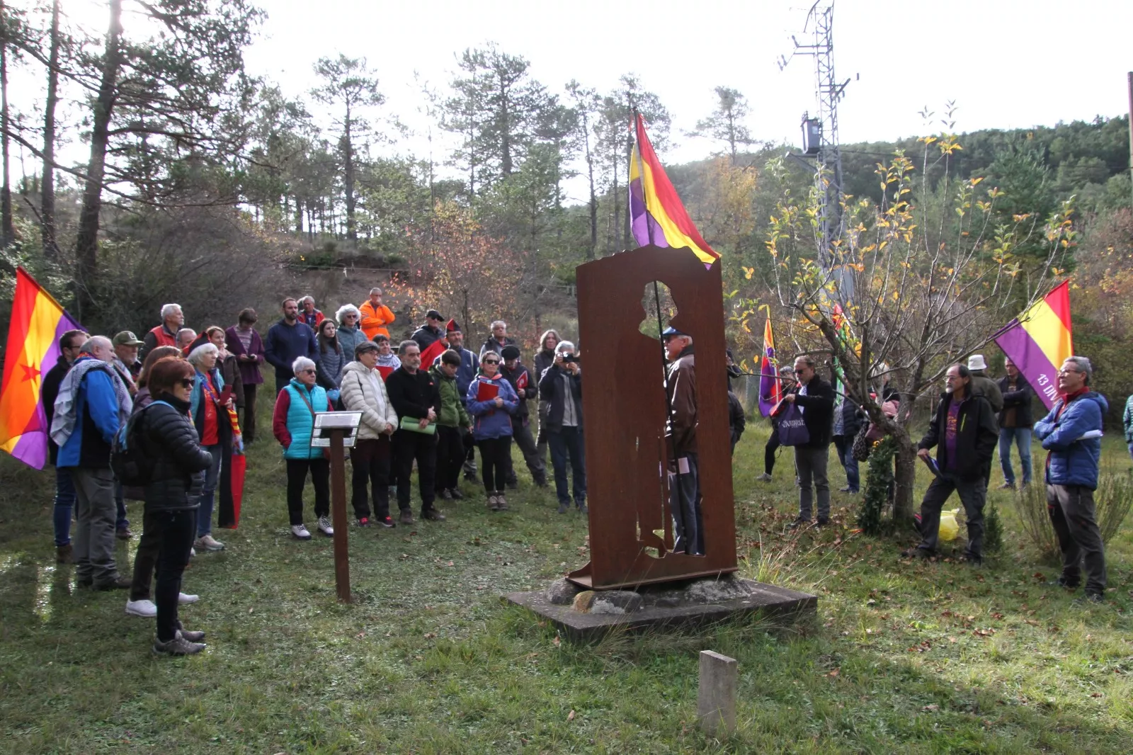 Homenaje al soldado caído en la defensa de la República en el Molino Escartín. Foto Carlos Neofato