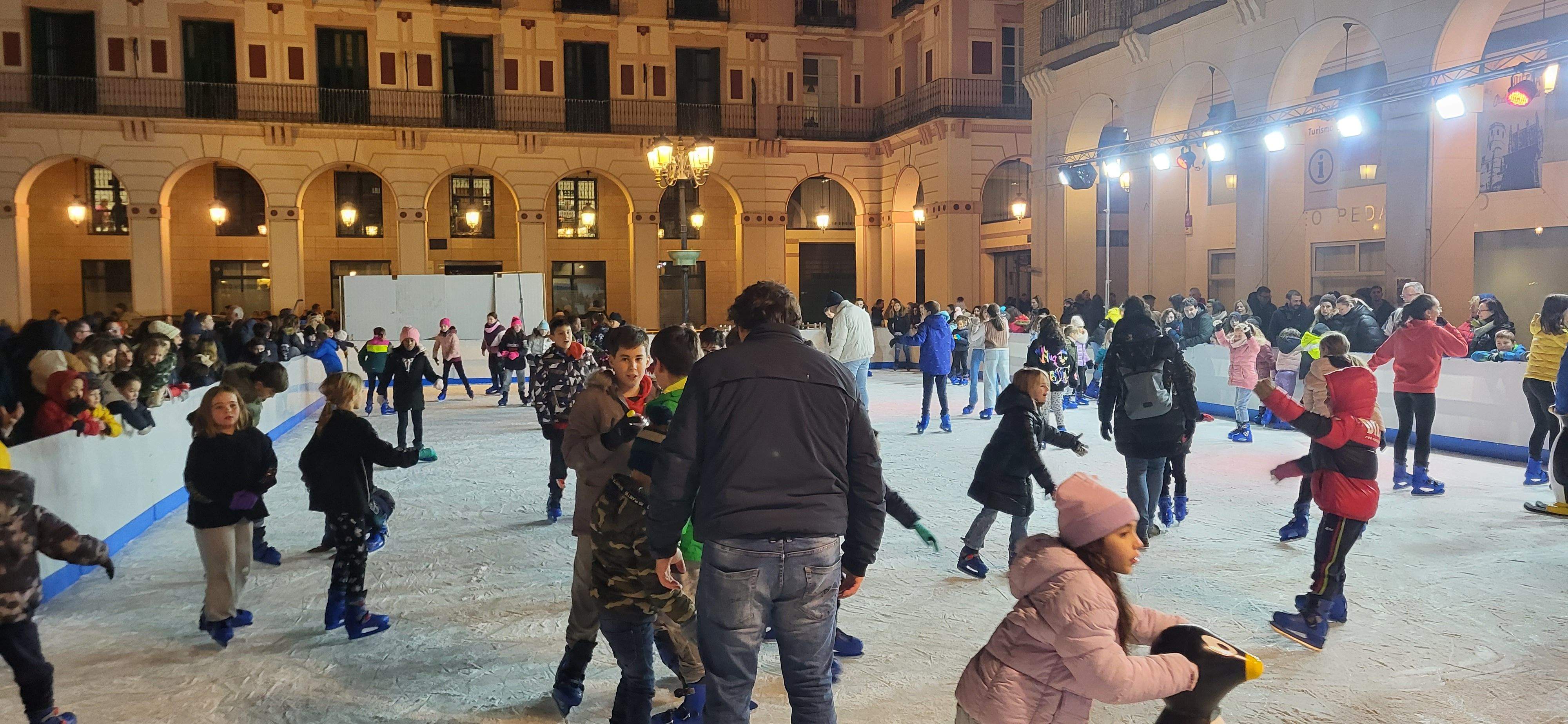 Imágenes del encendido navideño, reparto de chocolate y la pista de hielo en la plaza López Allué. Foto Myriam Martínez