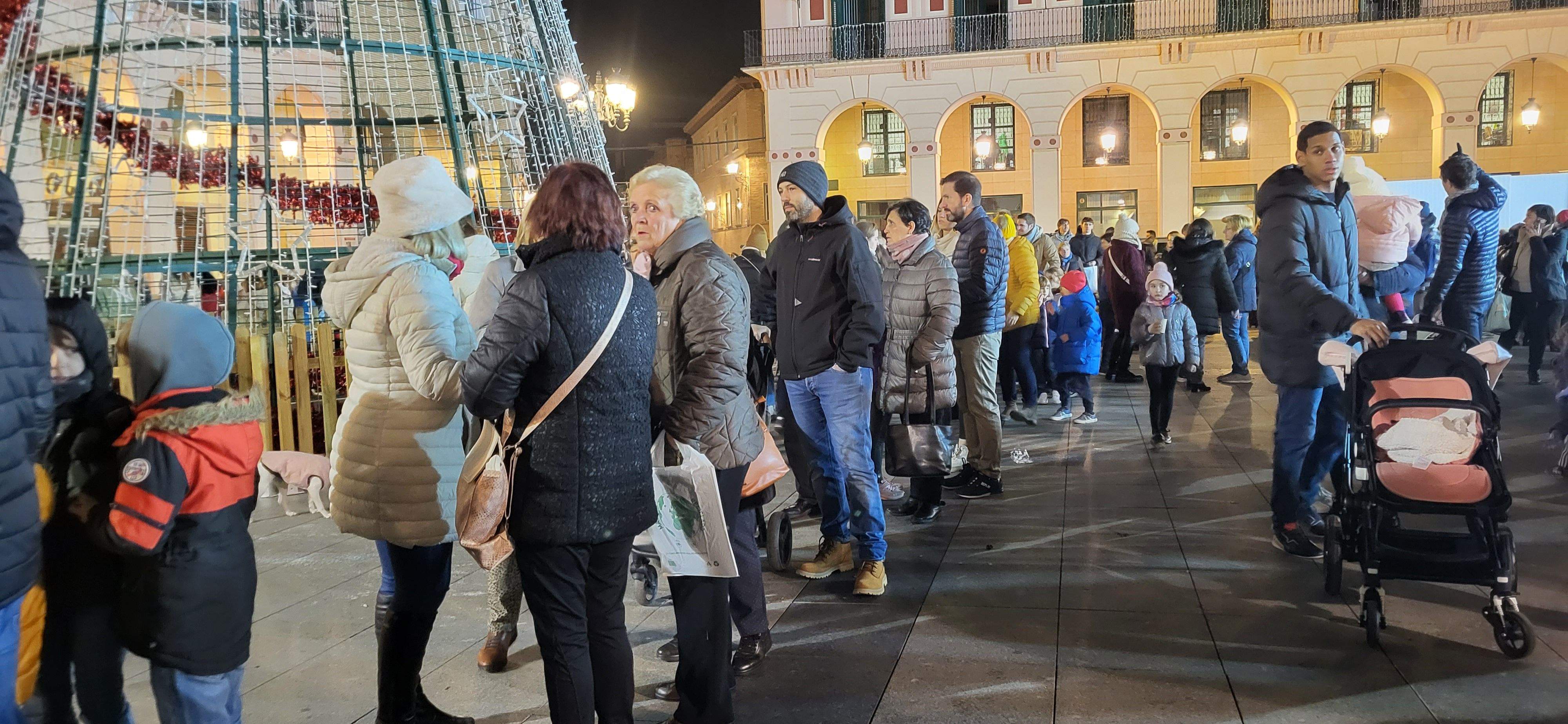 Imágenes del encendido navideño, reparto de chocolate y la pista de hielo en la plaza López Allué. Foto Myriam Martínez