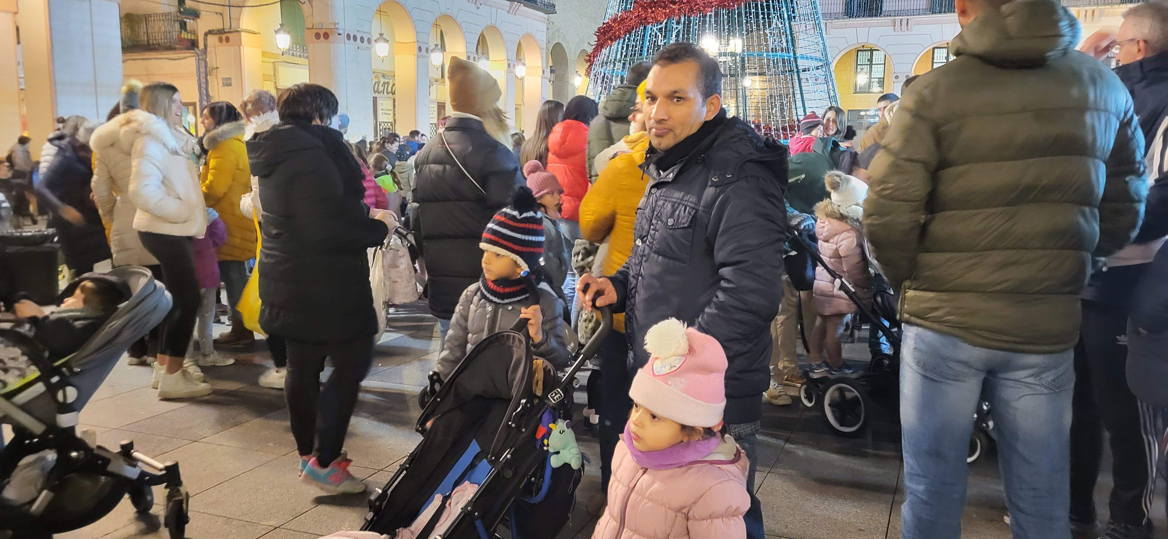 Imágenes del encendido navideño, reparto de chocolate y la pista de hielo en la plaza López Allué. Foto Myriam Martínez