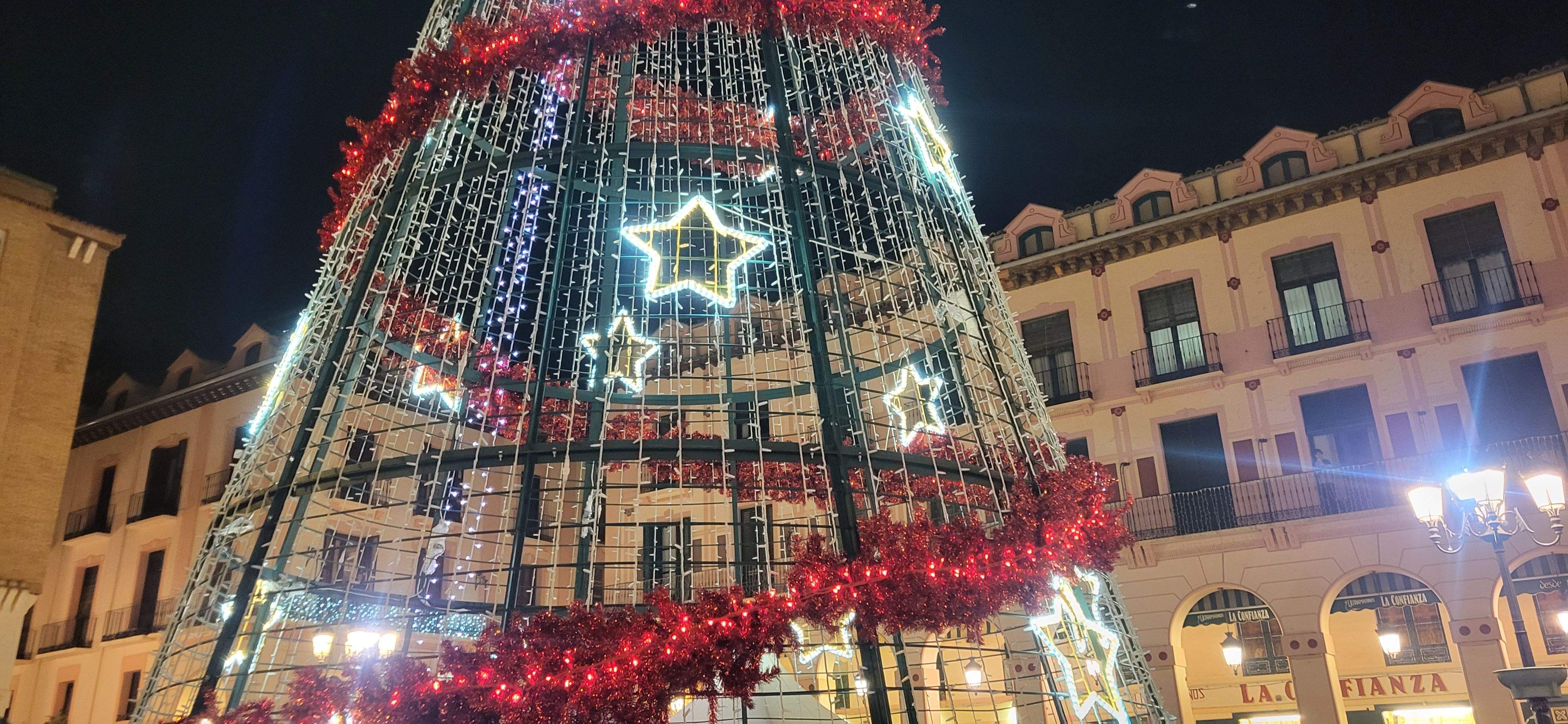 Imágenes del encendido navideño, reparto de chocolate y la pista de hielo en la plaza López Allué. Foto Myriam Martínez
