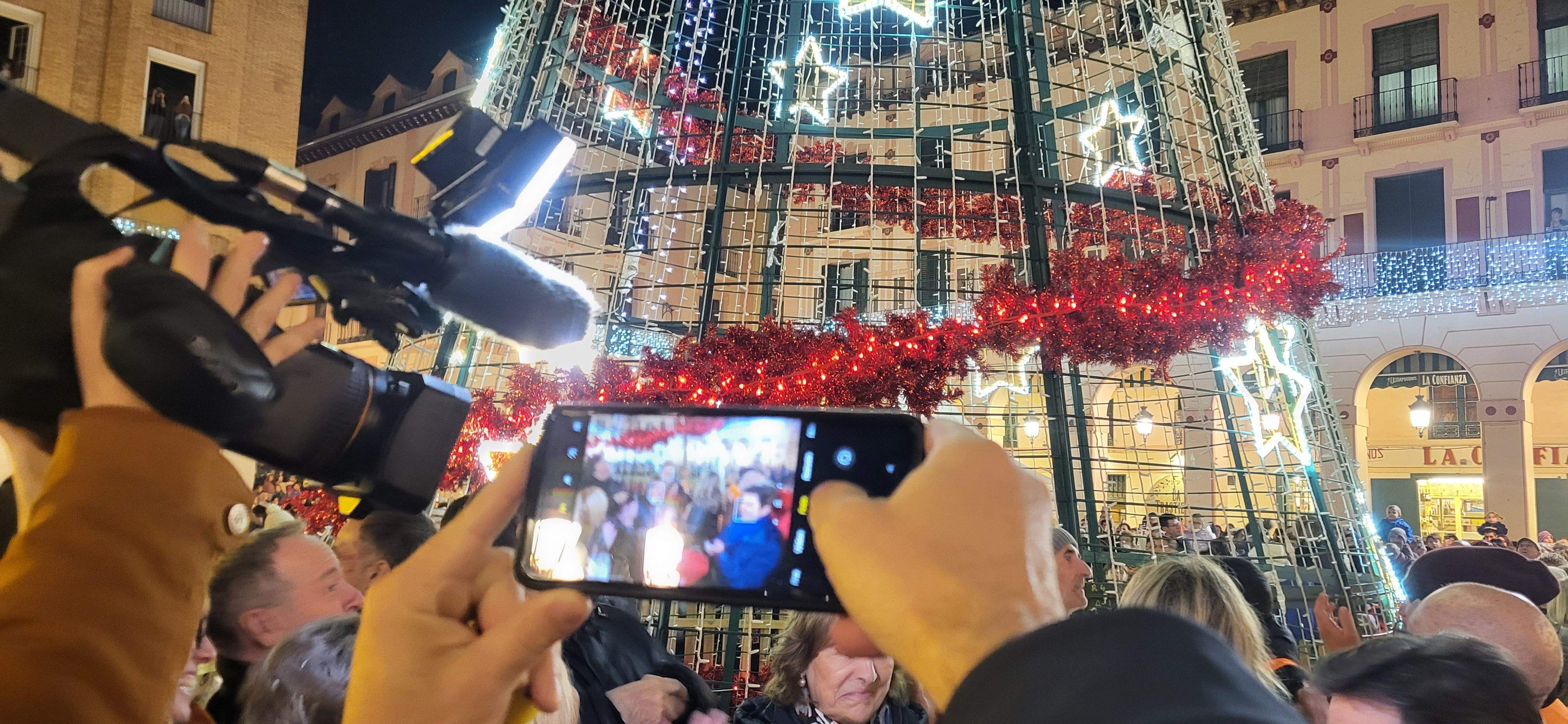 Imágenes del encendido navideño, reparto de chocolate y la pista de hielo en la plaza López Allué. Foto Myriam Martínez