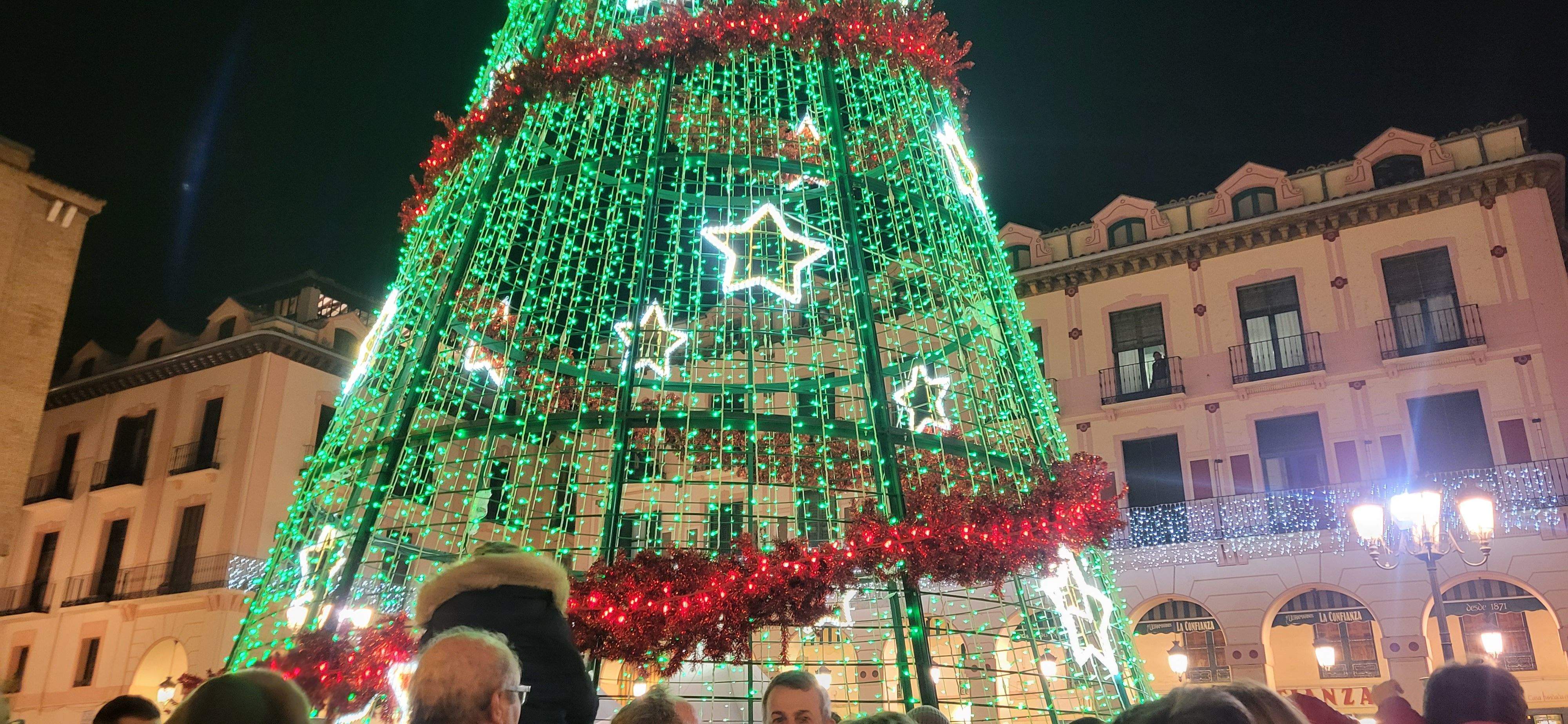 Imágenes del encendido navideño, reparto de chocolate y la pista de hielo en la plaza López Allué. Foto Myriam Martínez