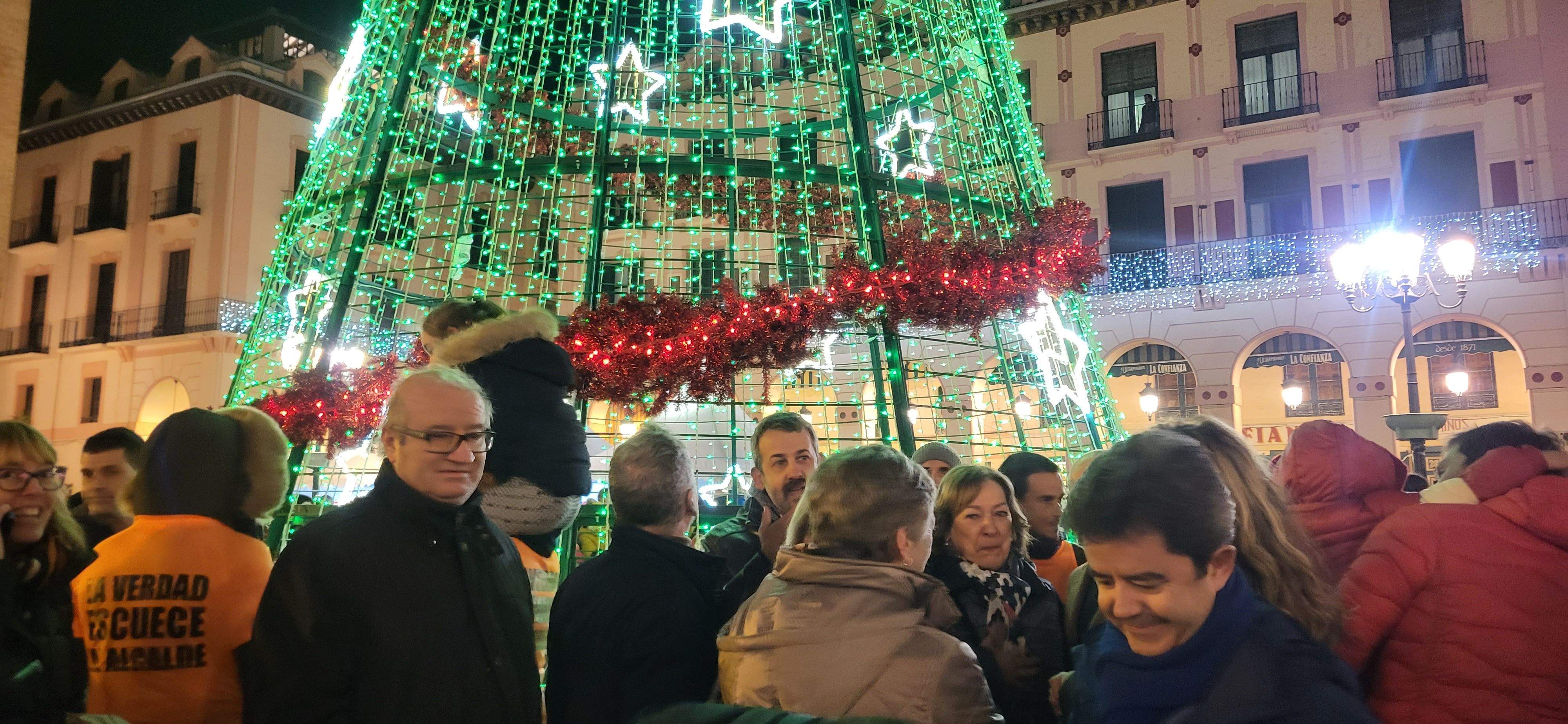 Imágenes del encendido navideño, reparto de chocolate y la pista de hielo en la plaza López Allué. Foto Myriam Martínez