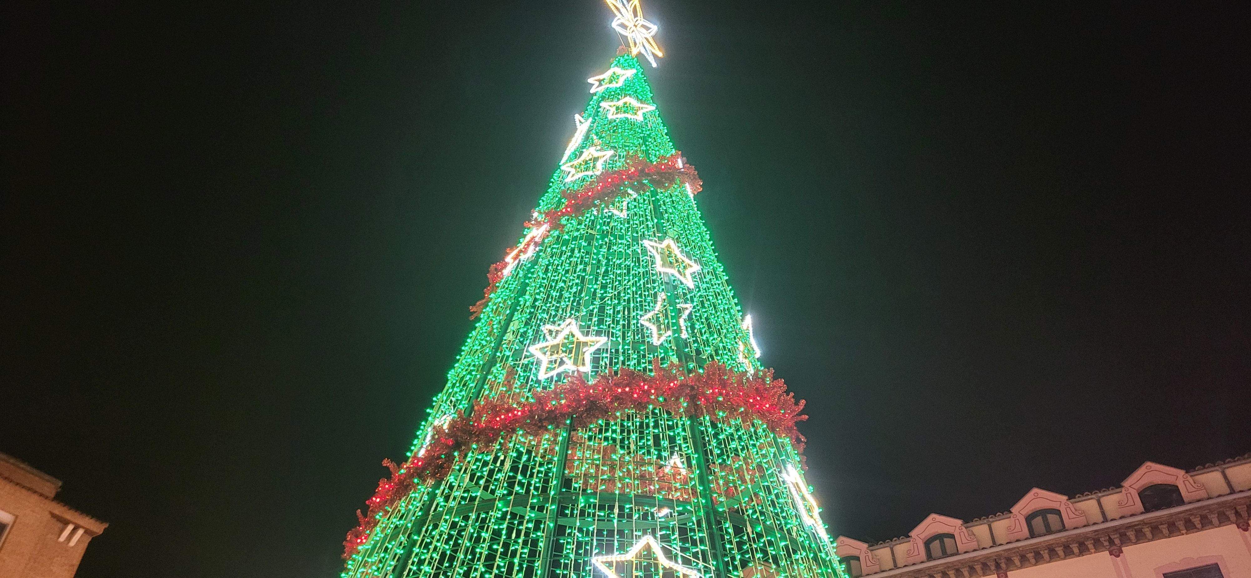 Imágenes del encendido navideño, reparto de chocolate y la pista de hielo en la plaza López Allué. Foto Myriam Martínez