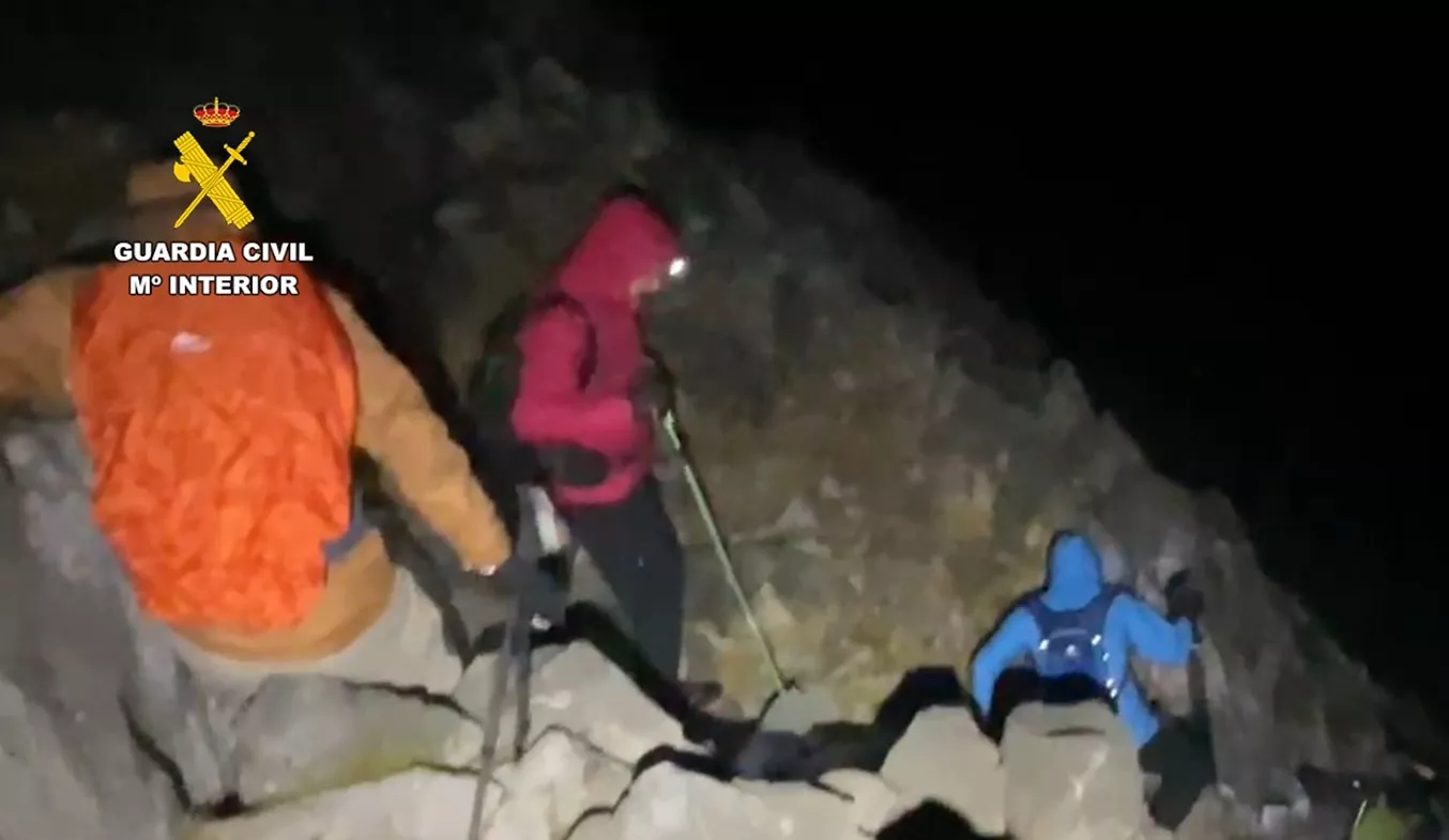 Los guardias civiles acompañan a los rescatados en el Parque de Ordesa y Monte Perdido Los guardias civiles acompañan a los rescatados en el Parque de Ordesa y Monte Perdido