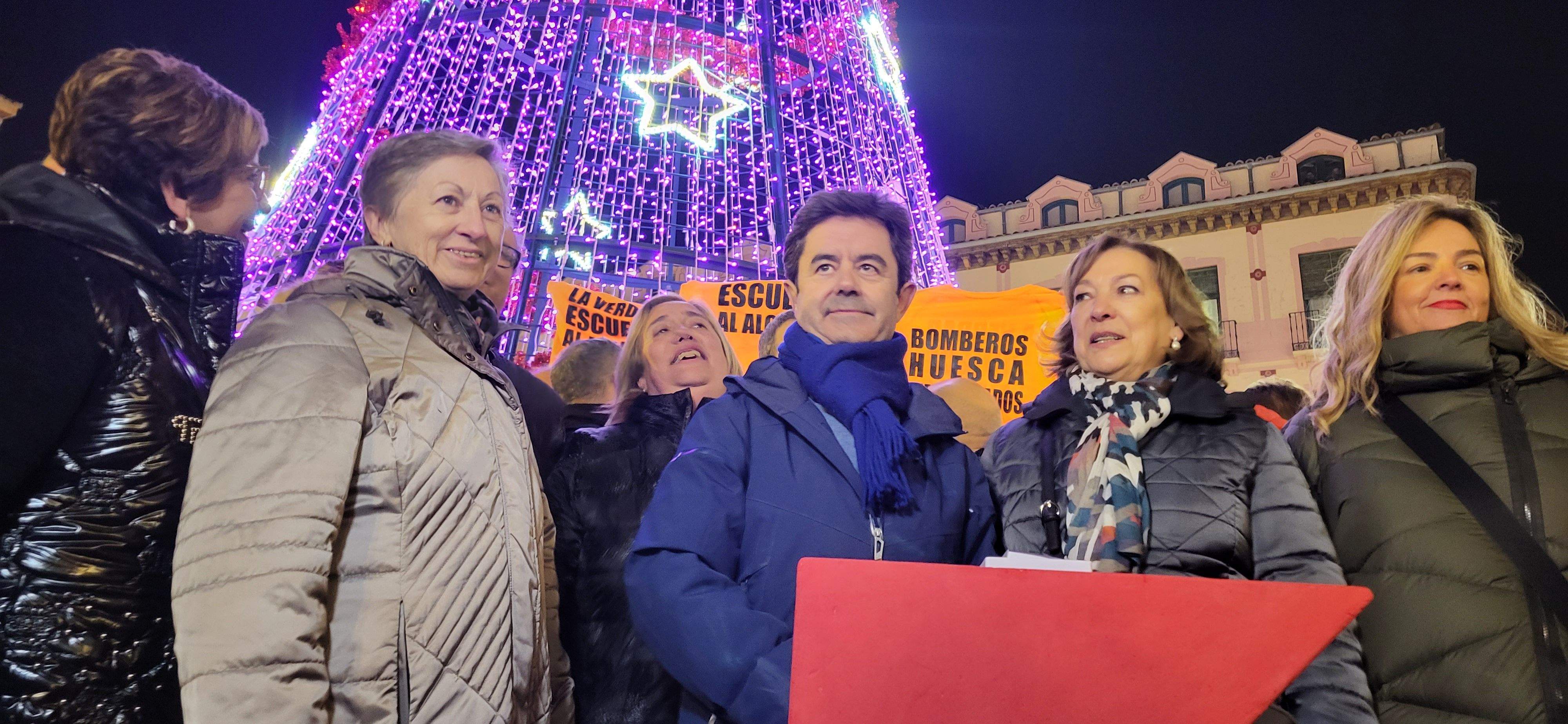 La Asociación Alzheimer Huesca, junto al alcalde, ha protagonizado el encendido navideño. Foto Myriam Martínez