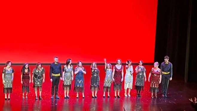 Los integrantes de Kandelikas saludan tras completar el musical. Los integrantes de Kandelikas saludan tras completar el musical.