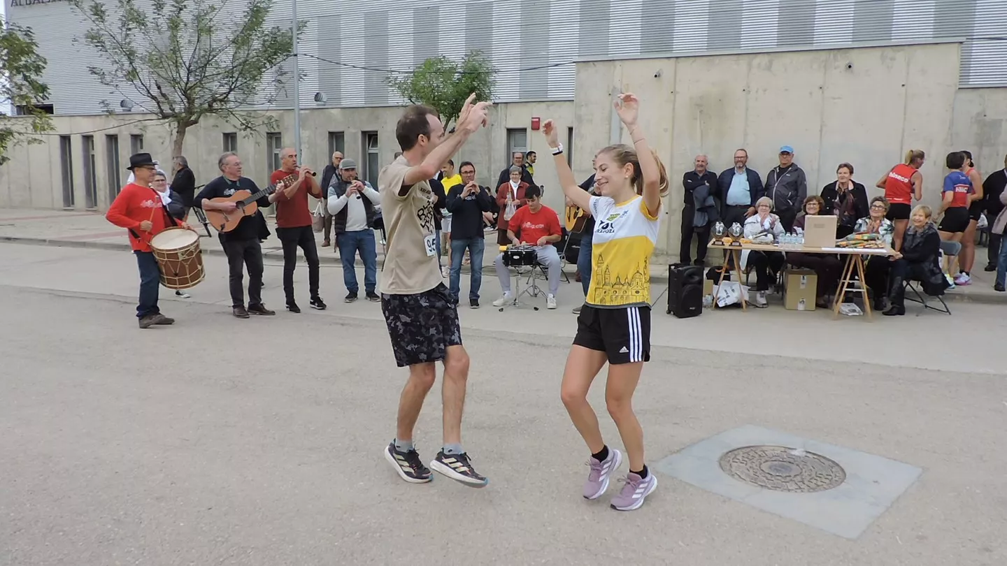 Javer Castells e Isabel Linares bailando la jota de los vencedores