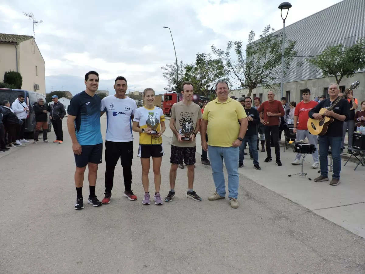 Vencedores con autoridades y detrás los músicos