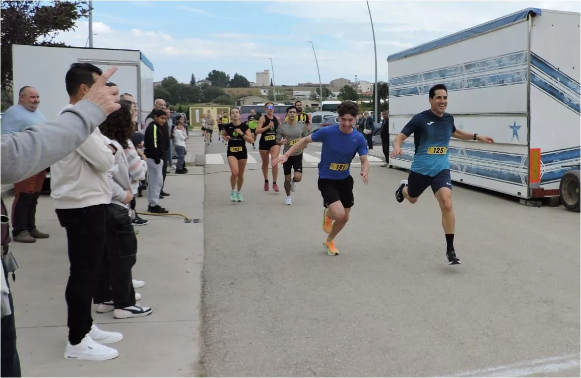 Adrián y Eliseo Martín, hijo y padre, disputando una prima