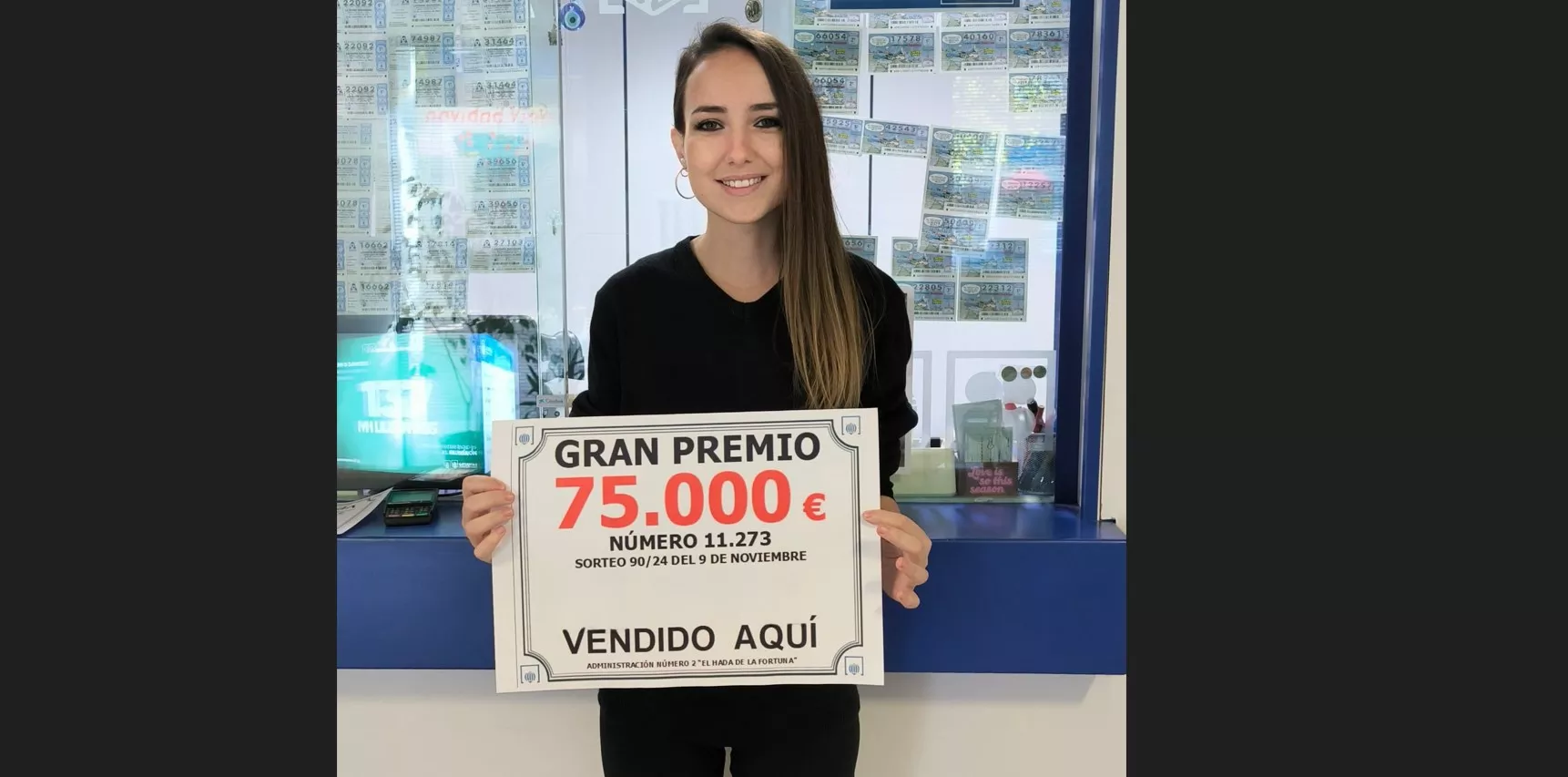 Rocío Arilla, con el cartel que muestra el número premiado