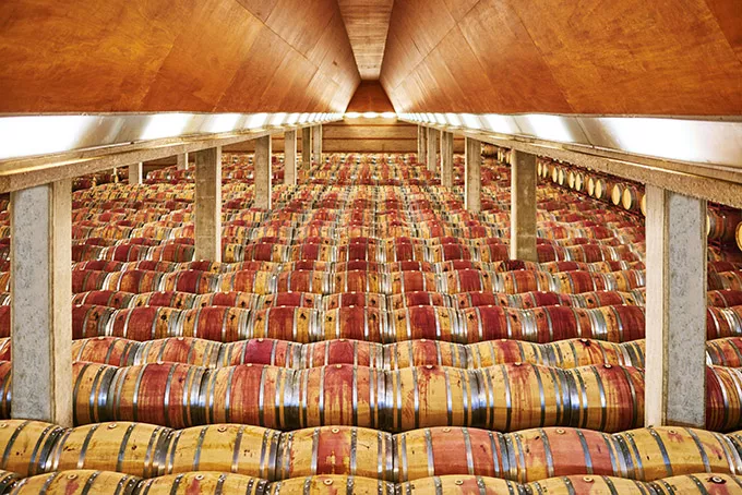 Sala de barricas en Bodegas Enate.