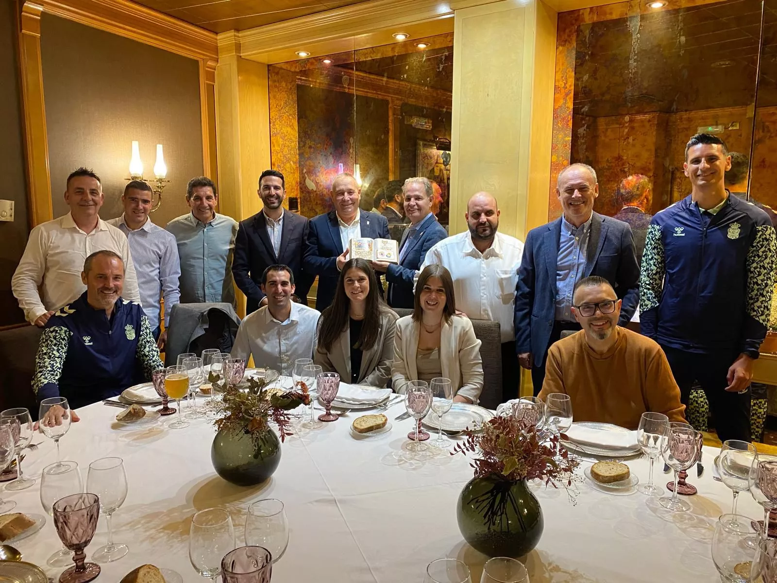 Foto de la comida de directivas de Las Palmas y Ontiñena en el restaurante Piscis Monzón.