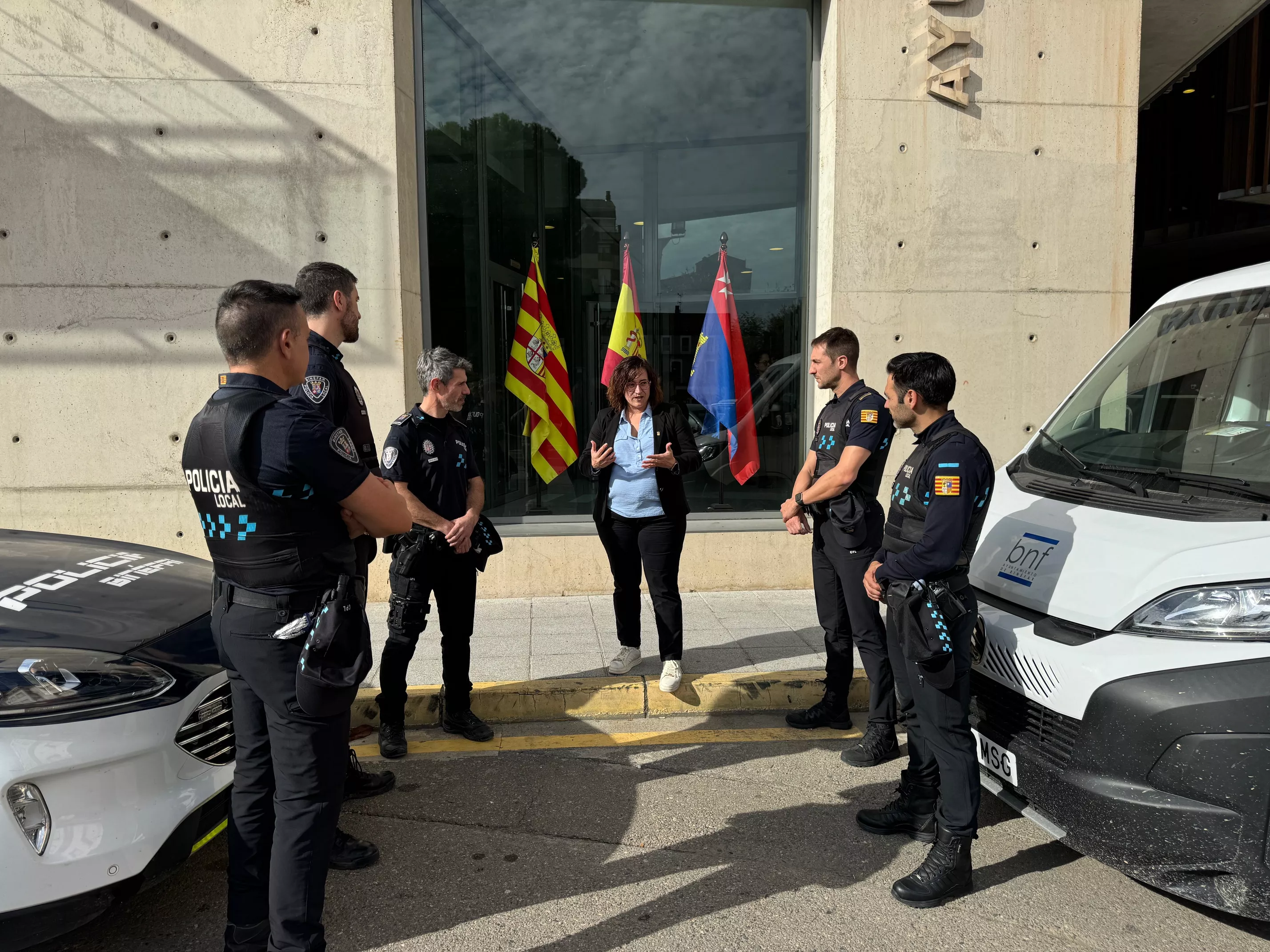 La alcaldesa de Binéfar con los policías locales que han partido hacia Catarroja