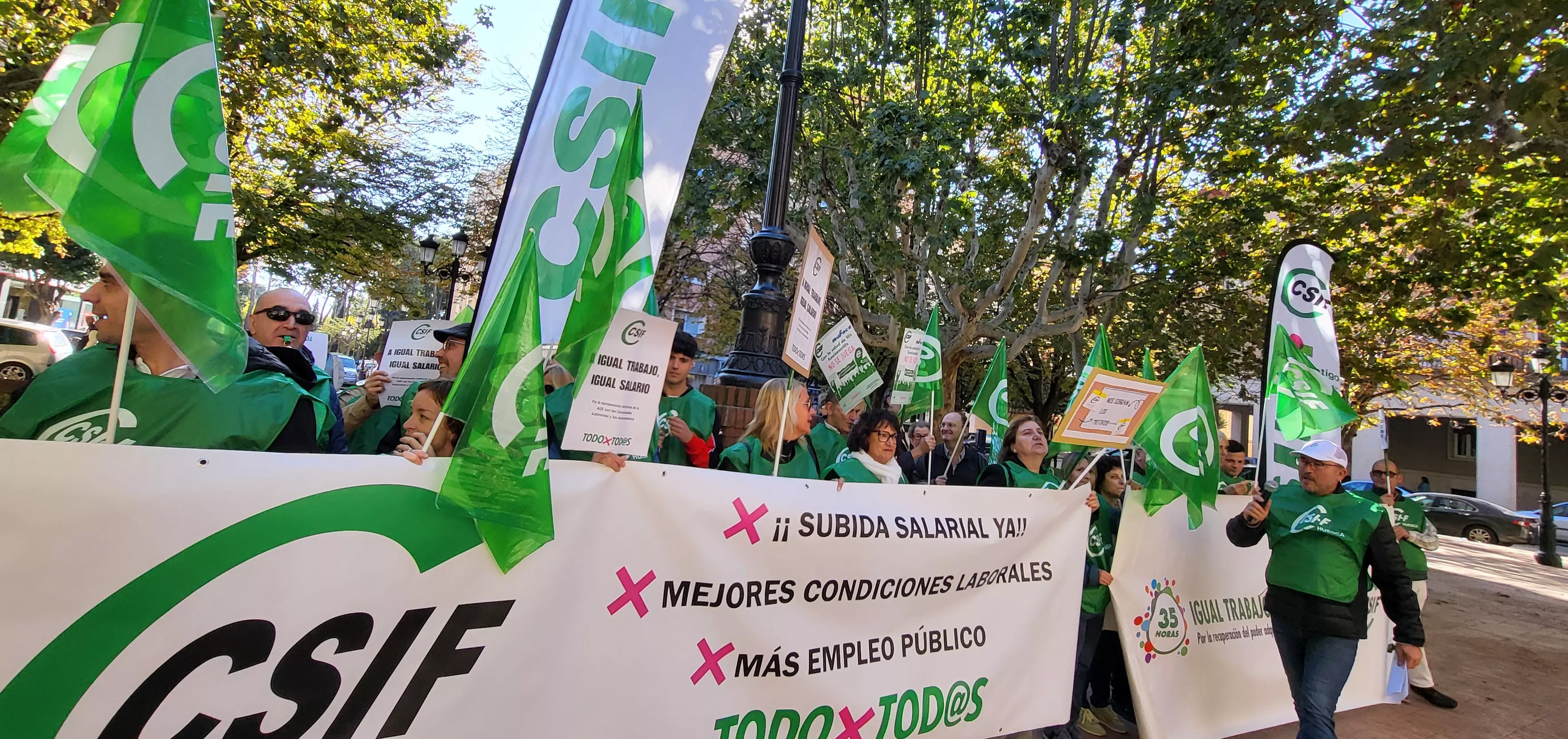 Concentración de Csif en Huesca para reclamar una negociación que frene el deterioro de los servicios públicos. Foto Mercedes Manterola